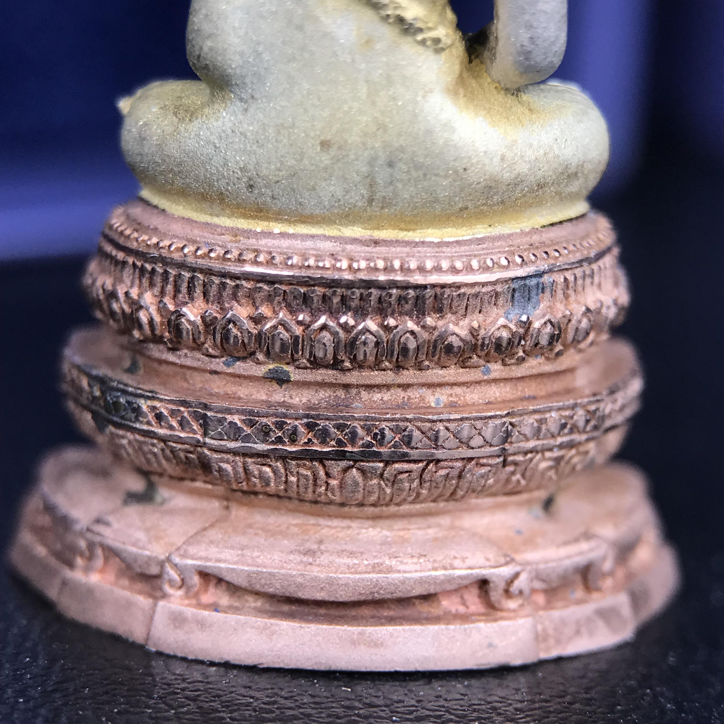 พระแก้วมรกต ภปร. ปี 2547 จัดสร้างโดยโรงพยาบาลภูมิพลอดุลยเดช เนื้อเงิน(3 กษัตริย์) ลอยองค์ หน้าตัก 1/2 นิ้ว สูง 3.7 ซม.พิธีมหามังคาภิเษก ณ พระอุโบสถวัดพระศรีรัตนศาสดาราม(วัดพระแก้ว) งดงามทรงคุณค่าอีกหนึ่งรุ่นยอดนิยม หายาก(องค์หมายเลข ๒๑๒๒)