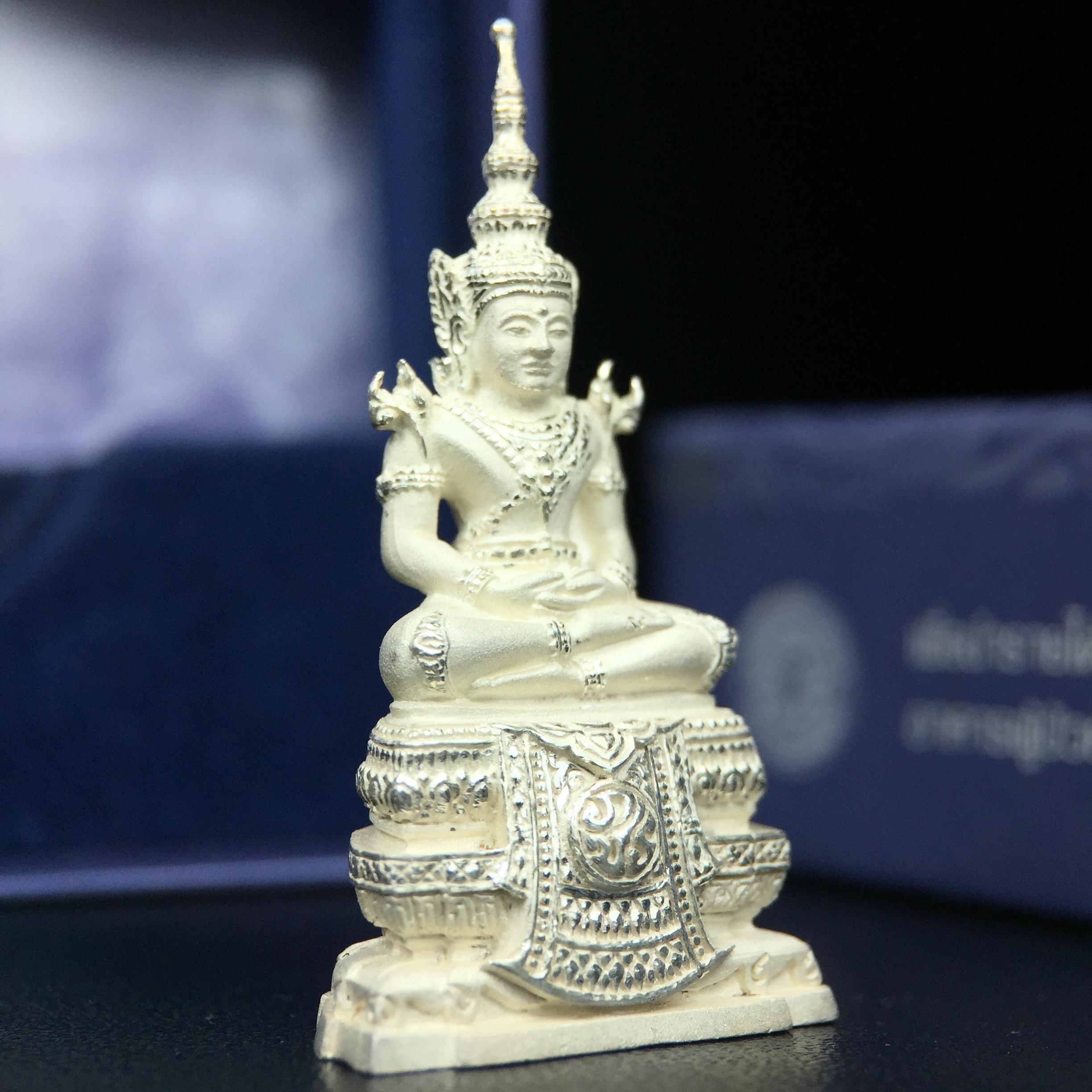 พระแก้วมรกต ภปร. ปี2547 จัดสร้างโดย รพ.ภูมิพลฯ เนื้อเงิน ลอยองค์ หน้าตัก 1/2 นิ้ว งดงามทรงคุณค่าอีกหนึ่งรุ่นยอดนิยม หายาก(1ใน3000องค์)