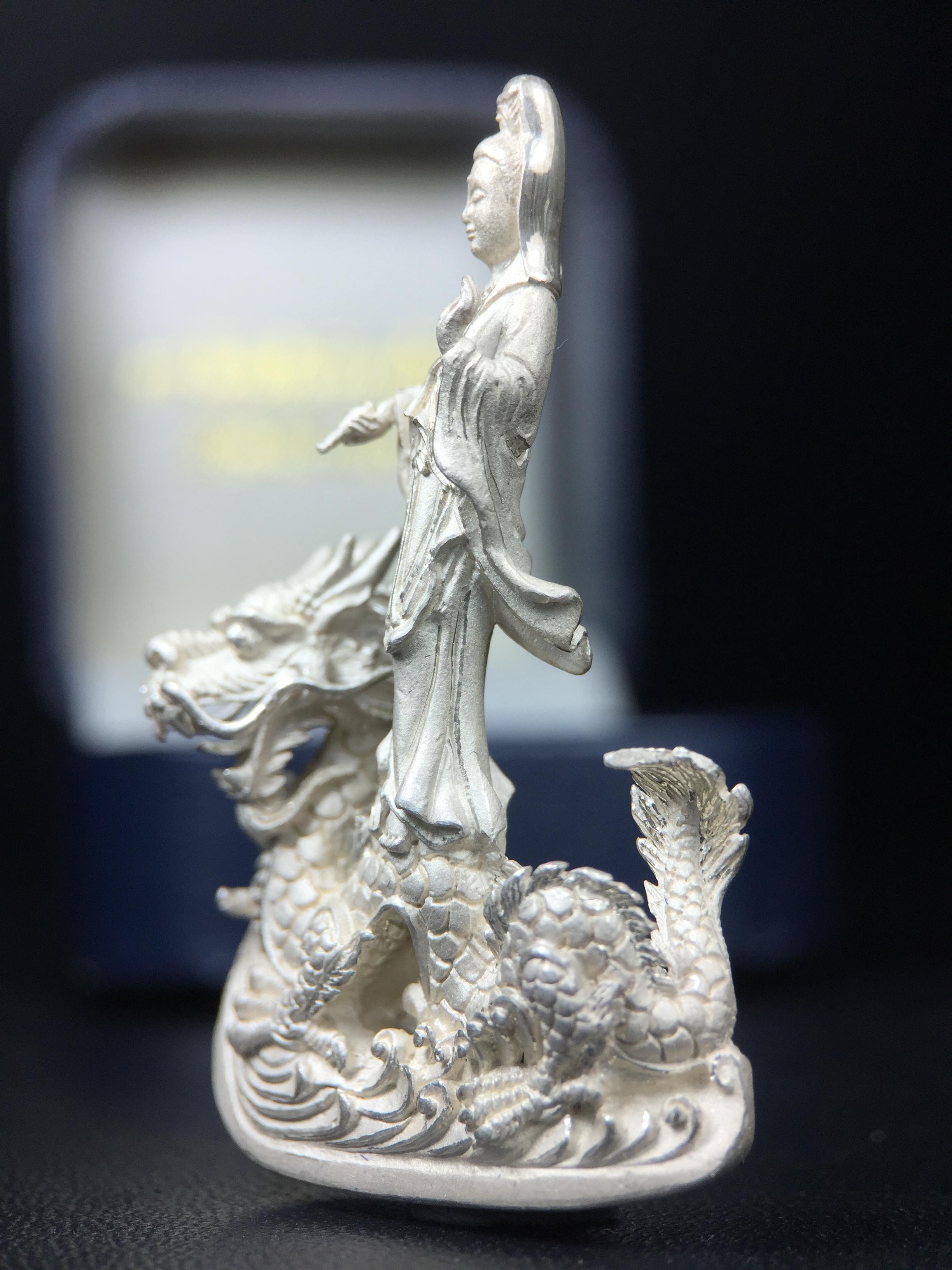 รูปหล่อลอยองค์พระโพธิสัตว์กวนอิม ทรงประทับมังกร จ.ระนอง เนื้อเงิน พิมพ์ใหญ่(สภาพผิว สวยงดงาม ทรงคุณค่า) เฉลิมฉลองในวโรกาสที่พระบาทสมเด็จพระเจ้าอยู่หัวทรงครองสิริราชสมบัติครบ 50 ปี จ.ระนอง พ.ศ.2539