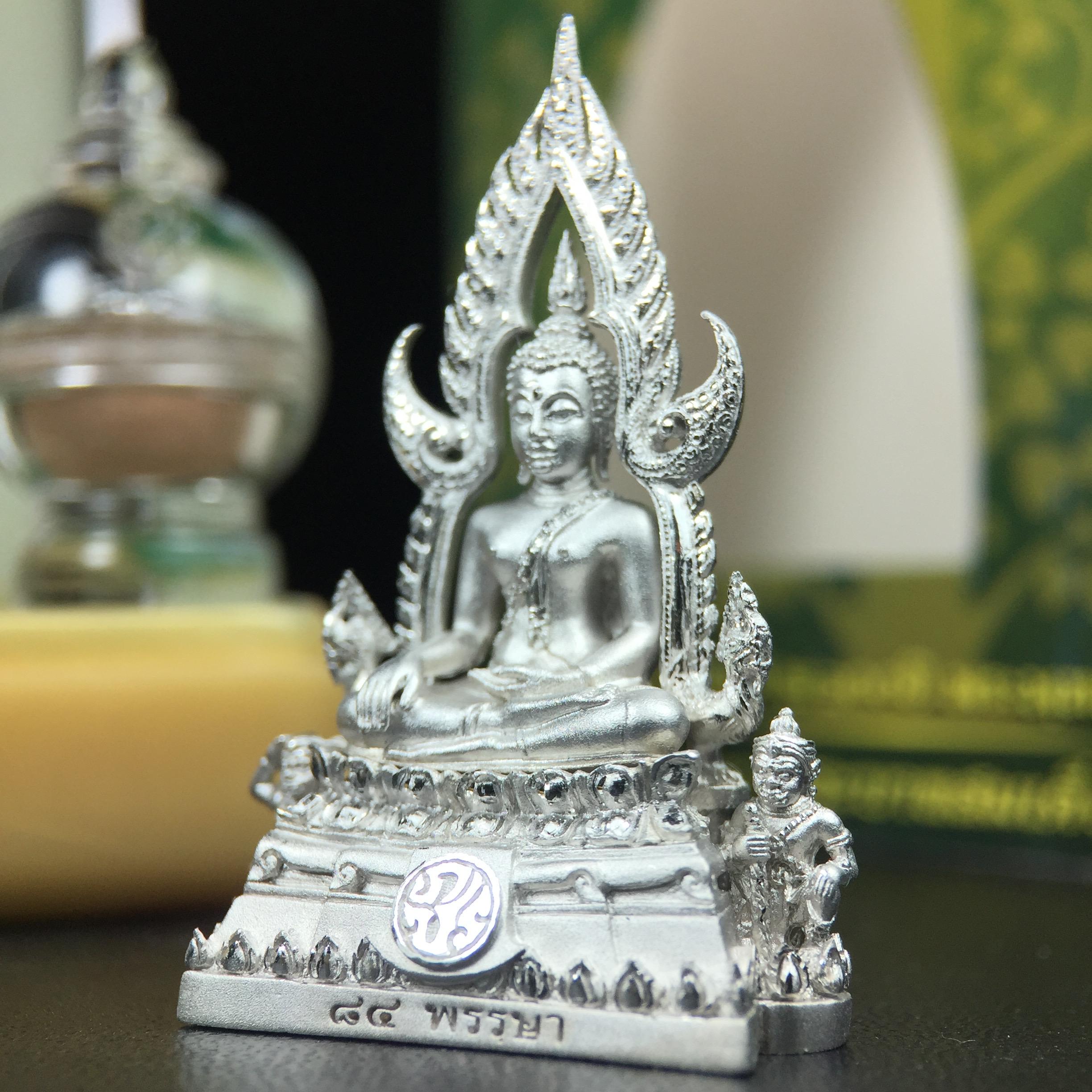 พระพุทธชินราช(จำลอง) ภปร. 84 พรรษา ปี 2554 เนื้อเงินชุบทองคำขาว พิมพ์กลางขนาดหน้าตัก 1/2 นิ้ว(พระราชทานมวลสาร จิตรลดาและเส้นพระเจ้า(เส้นผม)รัชกาลที่9)พุทธศิลป์ทรงคุณค่าอีกหนึ่งรุ่นยอดนิยม(องค์หมายเลขสวย เลขคู่ 1155)