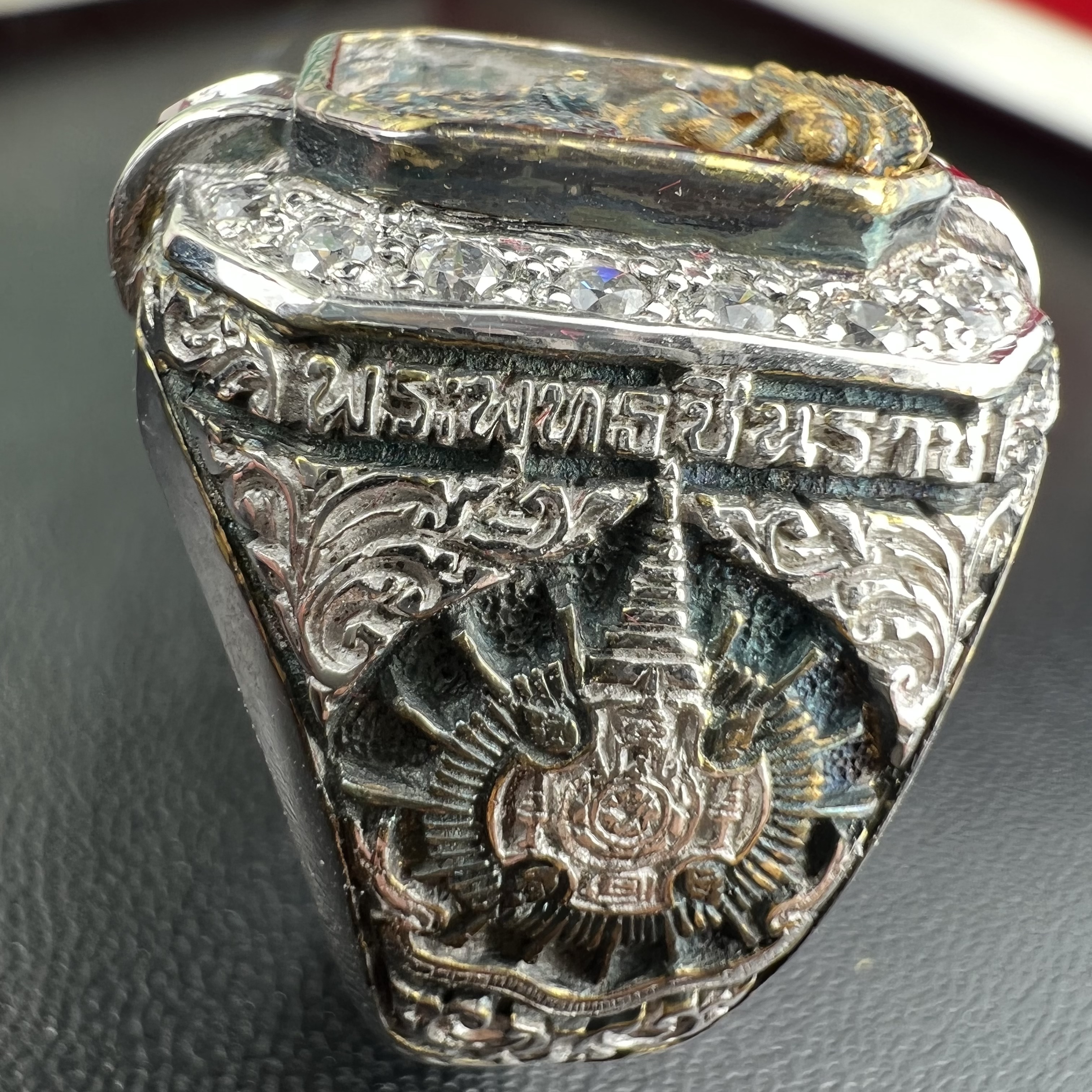 แหวนพระพุทธชินราช ภปร. ในวโรกาสเฉลิมพระชนมายุ6รอบ 5ธันวาคม2542 มูลนิธิพิทักษ์ดวงตาประชาชน จัดสร้าง แหวนเนื้อเงินเคลือบทองคำบริสุทธิ์ประดับเพชร CZ เกรดนอก ตอกโค๊ตและหมายเลข 504(ผลรวมได้ 9 เลขมหามงคลเจริญก้าวหน้าในทุกด้าน) พร้อมกล่องบรรจุเดิมครบ(หายาก)