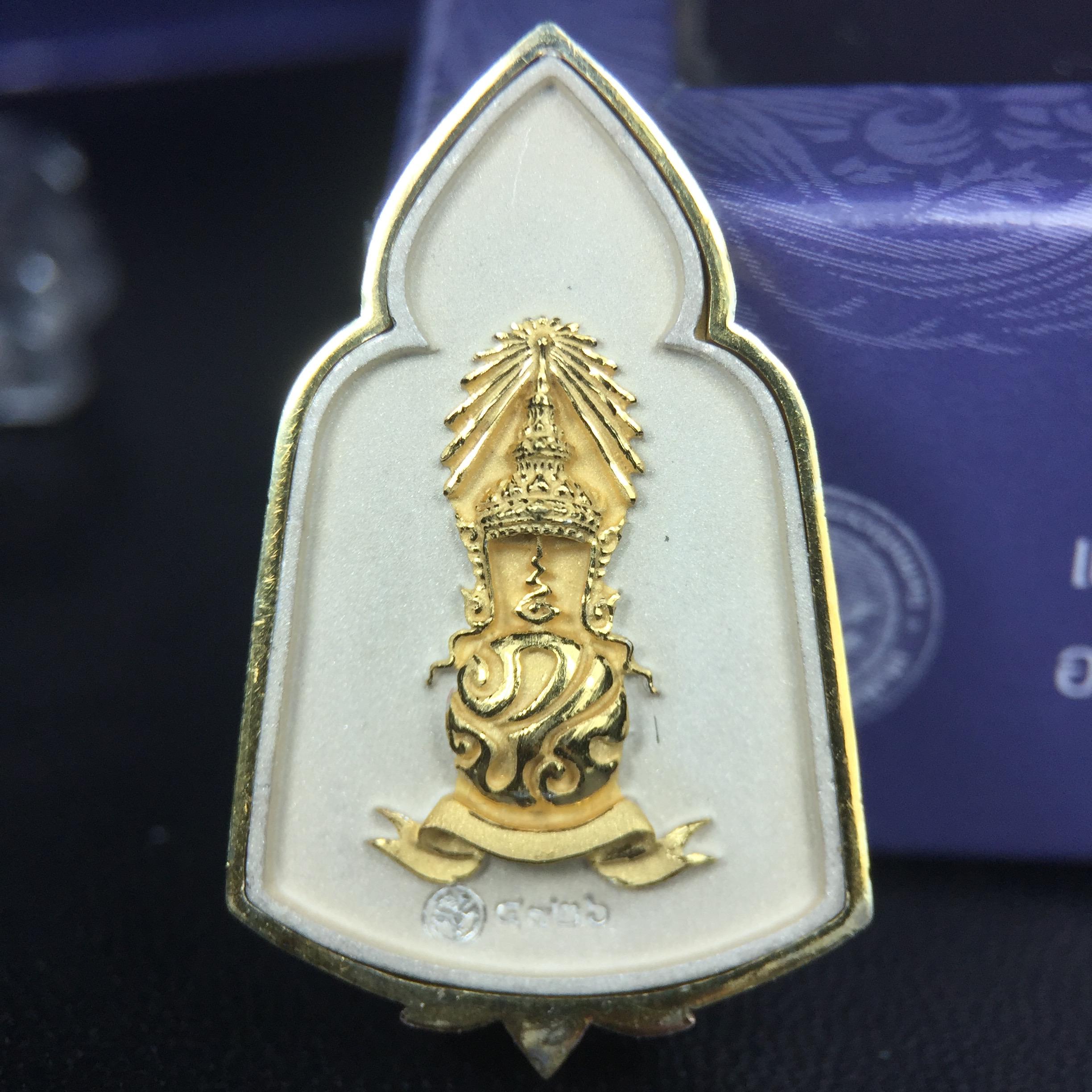 พระแก้วมรกต ภปร. ปี2547 จัดสร้างโดย รพ.ภูมิพลฯ เนื้อเงิน (3 กษัตริย์)เหรียญทรงซุ้ม ขนาด 20*33 มม.งดงามทรงคุณค่าอีกหนึ่งรุ่นยอดนิยม หายาก