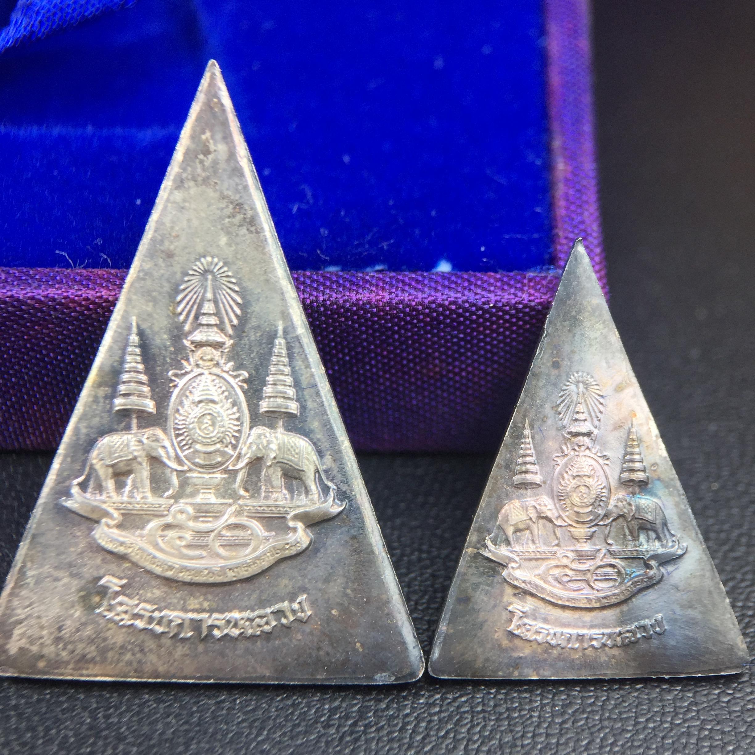 พระพุทธนวราชบพิตร พระพิมพ์จิตรลดา โครงการหลวง ปี2539 (พิมพ์ใหญ่+พิมพ์เล็ก) เนื้อเงินผิวเดิมขึ้นสีรุ่ง สวย แบบนิยมพร้อมกล่องบรรจุเดิม พิธีใหญ่ ปลุกเสกวัดพระแก้ว(1ชุด 2 องค์)