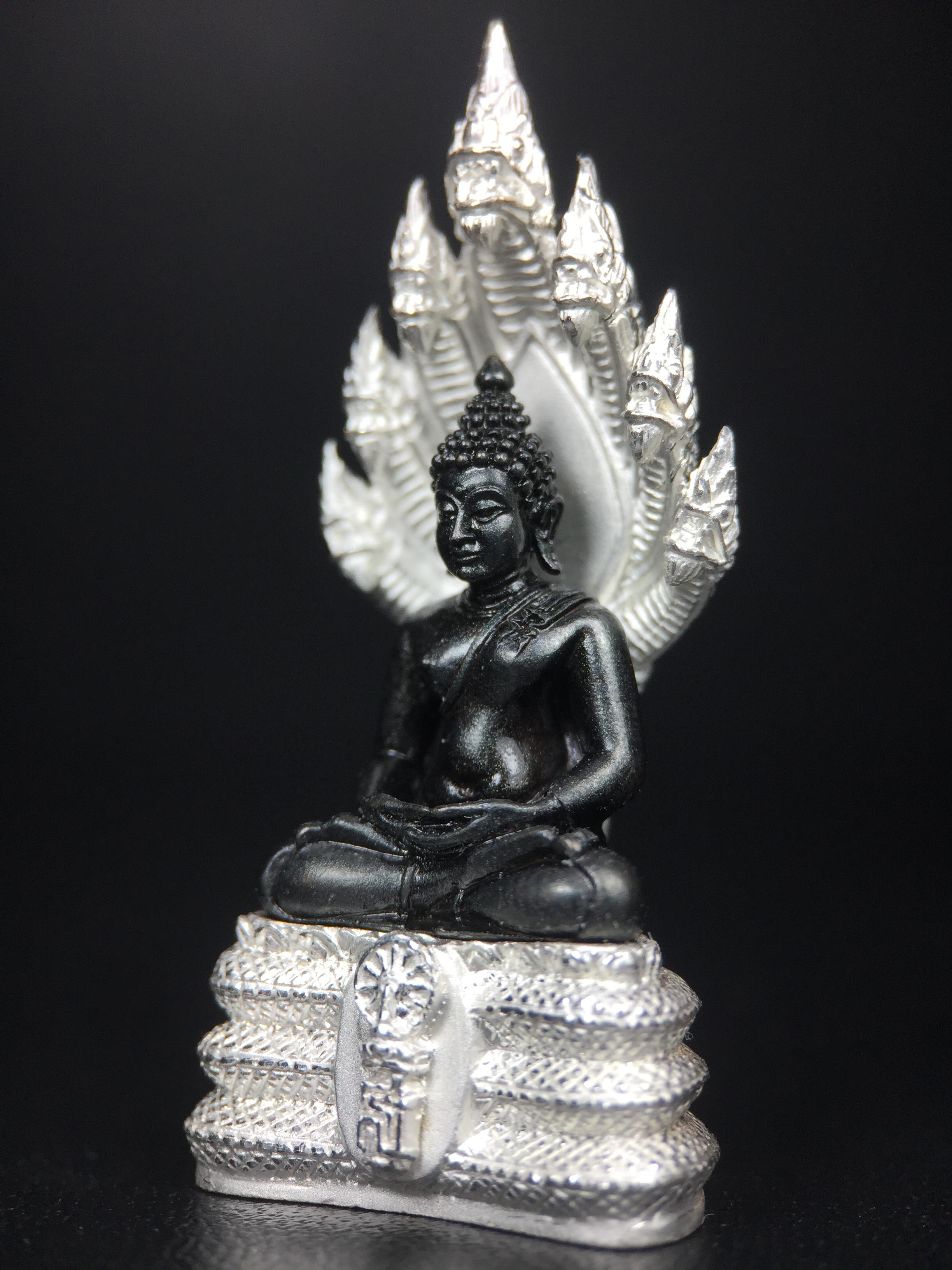 พระนาคปรก สธ. รุ่นสร้างพระอุโบสถเฉลิมพระเกียรติ 4 รอบ 84 พรรษา สมเด็จพระเทพรัตนราชสุดาฯ วัดบวรนิเวศวิหาร ปี 2543 พิมพ์ใหญ่ องค์พระเนื้อนวโลหะ ฐานนาคปรกเนื้อเงิน(สภาพ สวย )พิธีใหญ่ พุทธศิลป์งดงาม หายาก (1 ใน 1999 องค์)