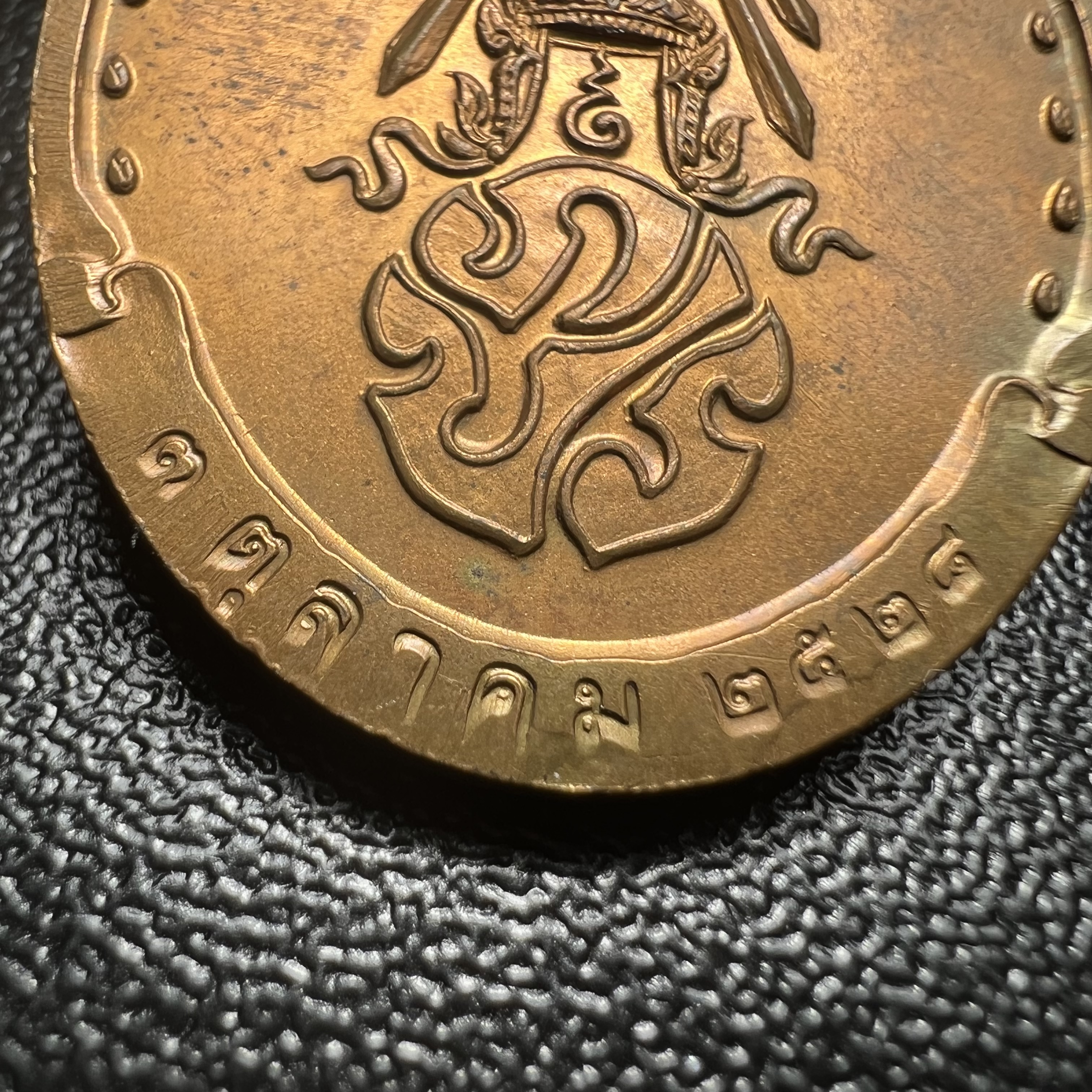 เหรียญรูปเหมือนรุ่นแรก สมเด็จพระญาณสังวร วัดบวรนิเวศวิหาร ปี2528 เนื้อทองแดง(บล็อกนิยม วงเดือน-คางตัด)สภาพสวยหายาก