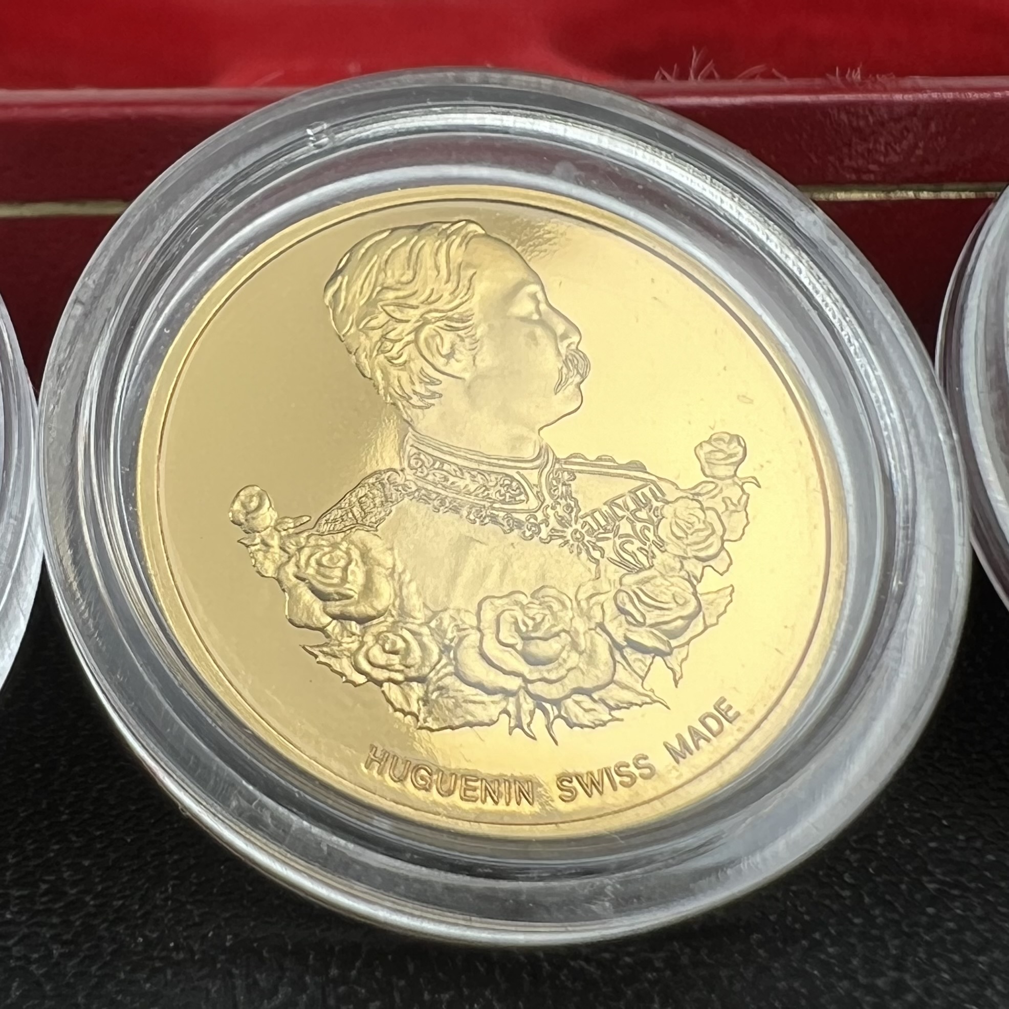 เหรียญพระพุทธโสธร-สมเด็จพระปิยมหาราช รุ่นกาญจนาภิเษก วัดสุทัศน์เทพวราราม ปี2538 ครบชุดสามกษัตริย์ 1 ชุดมี 3 เนื้อ (เงินขัดเงา+กะไหล่ทองขัดเงา+ทองแดงบริสุทธิ์ขัดเงา) ขนาด 19 มม. ครบชุดพิมพ์เล็กหมายเลขเดียวกันพร้อมกล่องและใบรับรองเดิม(1ใน 1000 ชุด หายากมาก)