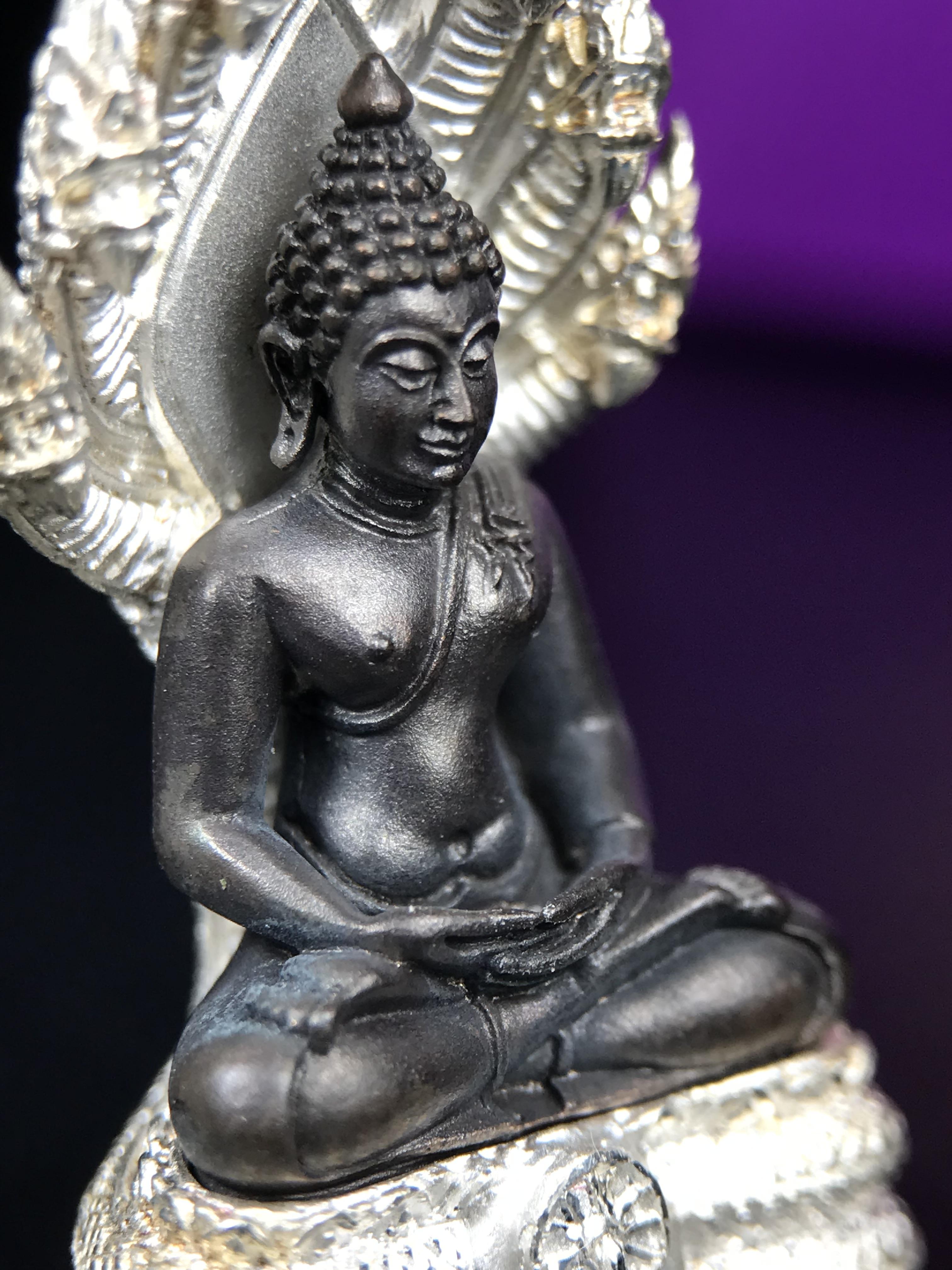 พระนาคปรก สธ. รุ่นสร้างพระอุโบสถเฉลิมพระเกียรติ 4 รอบ 84 พรรษา สมเด็จพระเทพรัตนราชสุดาฯ วัดบวรนิเวศวิหาร ปี 2543 พิมพ์ใหญ่ องค์พระเนื้อนวโลหะ ฐานนาคปรกเนื้อเงิน(สภาพ สวย )พิธีใหญ่ พุทธศิลป์งดงาม หายาก(องค์หมายเลขสวย ๒๖๖) (1 ใน 1999 องค์)