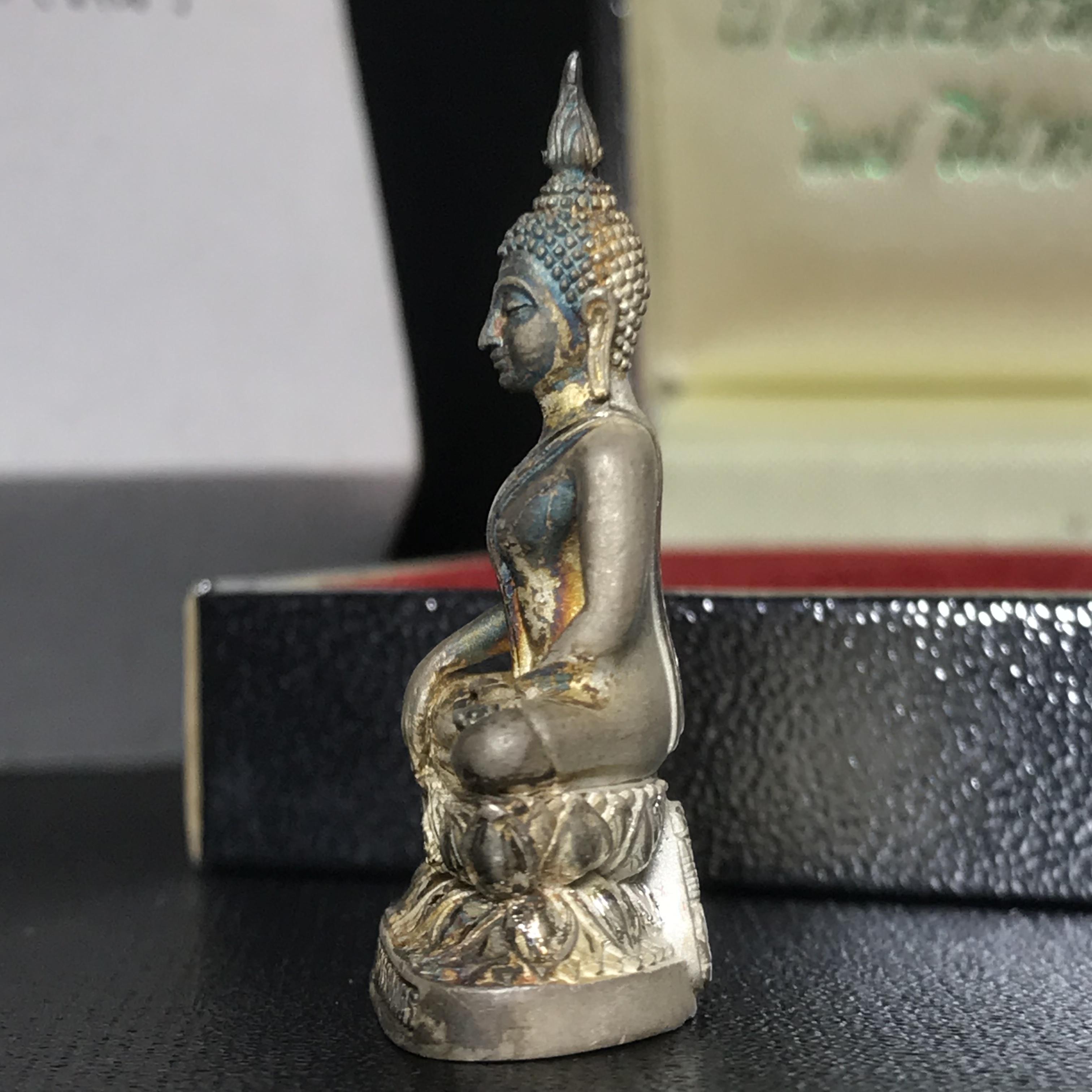 พระกริ่งพระพุทธนวราชบพิตร ครองสิริราชสมบัติครบ 50 ปี พ.ศ.2540 เนื้อเงินผิวเดิมๆขึ้นสีรุ้งธรรมชาติแบบนิยม(หายาก)พร้อมกล่องบรรจุเดิมครบสมบูรณ์