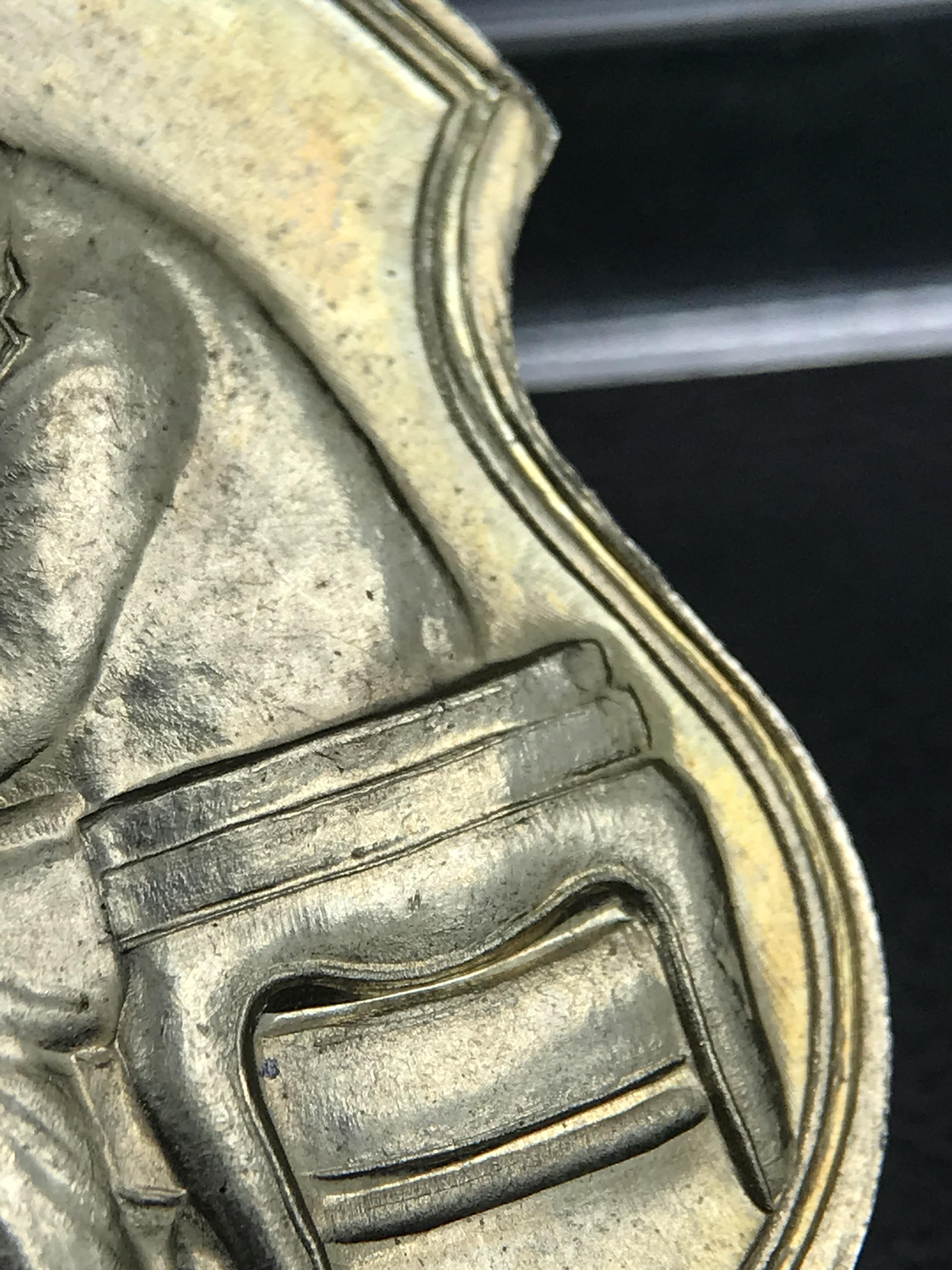 เหรียญครอบครูช่างหลวง(ในหลวงทรงดนตรี) เนื้ออัลปาก้า ปี 2550(หายาก)สุดยอดแห่งความหายากมีหมุนเวียนให้เห็นน้อยมากเป็นอีกหนึ่งรุ่นยอดนิยมของเสด็จพ่อร.9เหรียญนี้สวยมากผิวน้ำทองทั่วทั้งเหรียญ