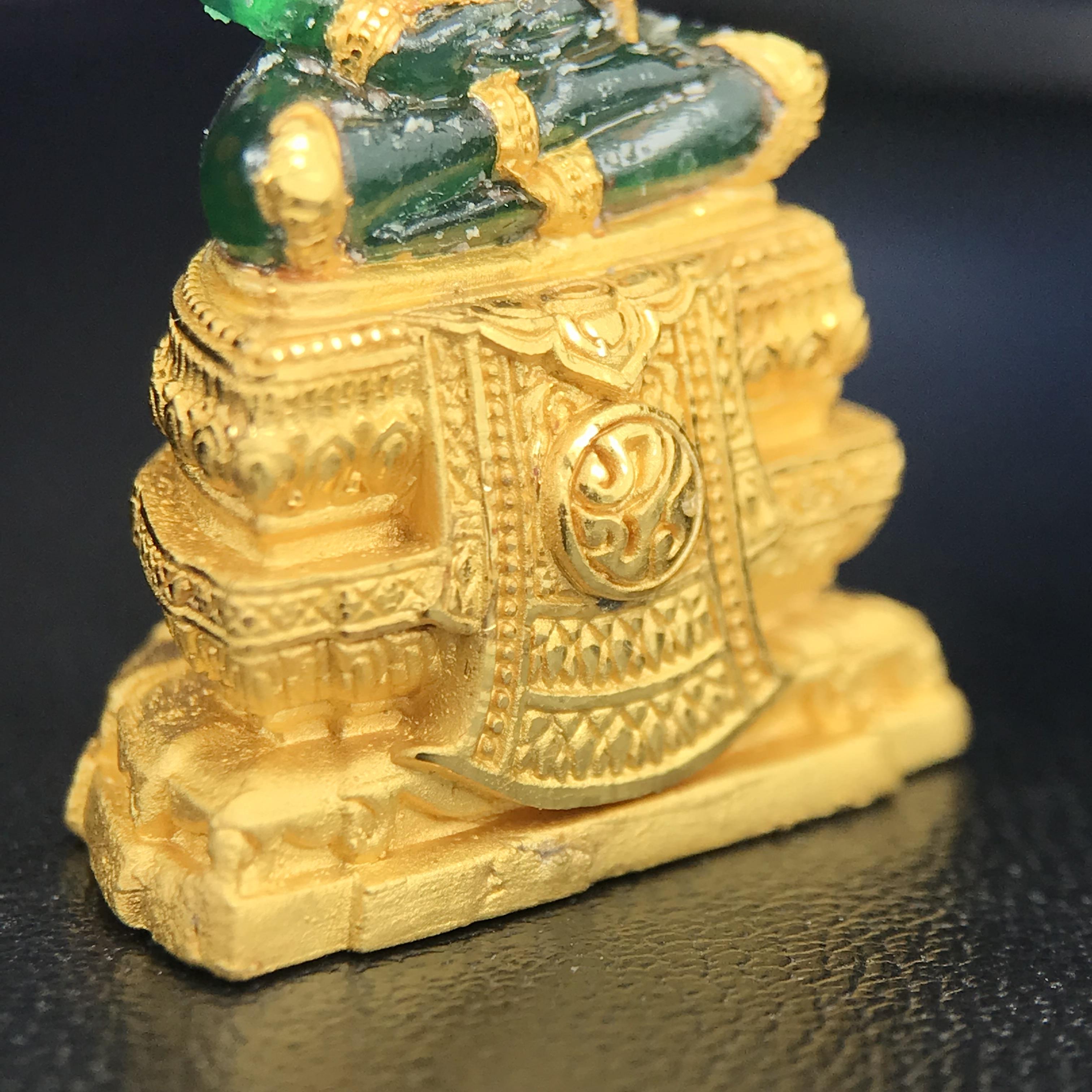 พระแก้วมรกต ภปร. จัดสร้างโดย รพ.ภูมิพลฯ ปี2547 ลอยองค์ขนาดหน้าตัก 1/2 นิ้ว เนื้อเรซิ่นหุ้มทองคำ99.99 งดงามทรงคุณค่าอีกหนึ่งรุ่นยอดนิยม หายาก