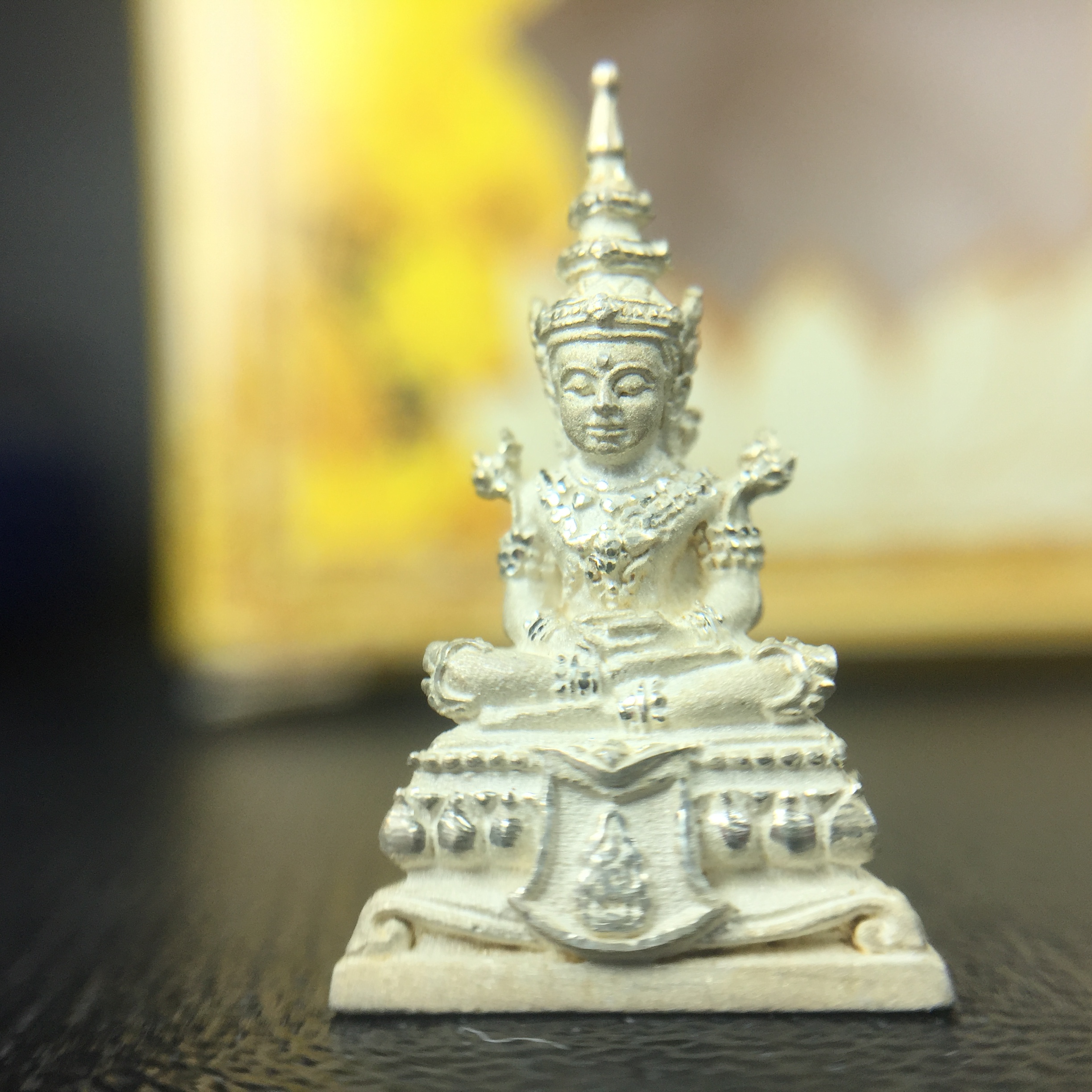 พระแก้วมรกต(จำลอง)ลอยองค์ ขนาดหน้าตัก 1/4 นิ้ว ทรงเครื่องฤดูร้อน เนื้อเงิน ตราสัญลักษณ์ฉลองสิริราชสมบัติครบ 60 ปี พ.ศ.2549