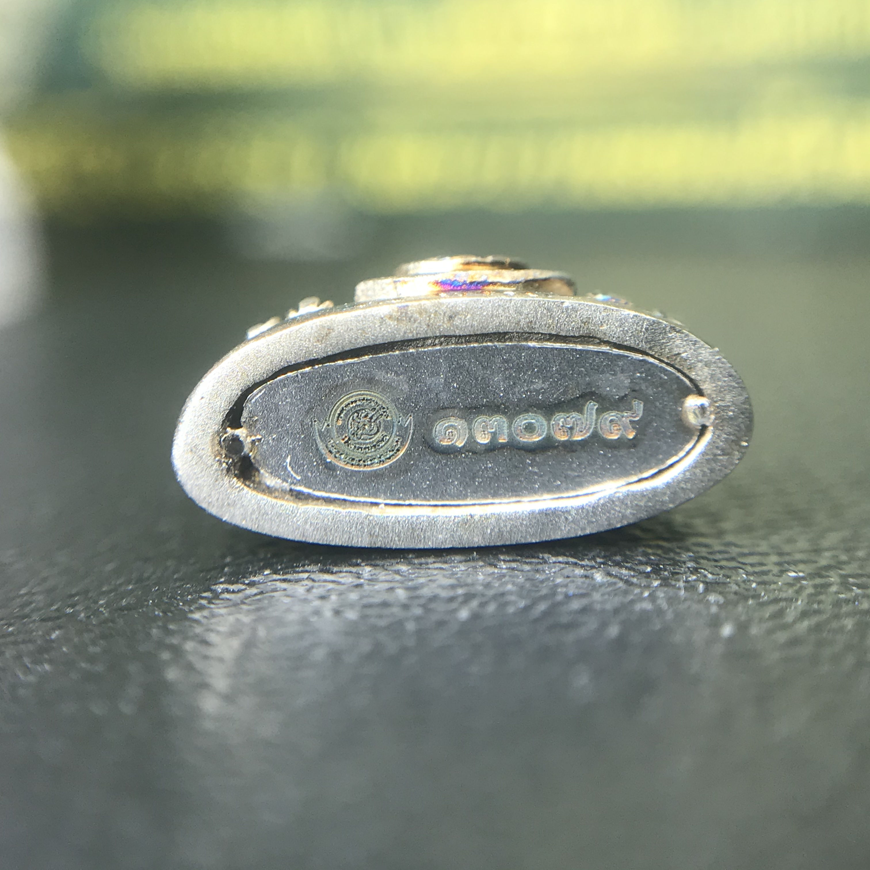 พระพุทธชินราช(จำลอง) ภปร. 84 พรรษา เนื้อเงินชุบทองคำขาว พิมพ์เล็กขนาดหน้าตัก 1/4 นิ้ว (สภาพผิวเดิมสวย ขึ้นสีรุ้งธรรมชาติ แบบนิยม)(พระราชทานมวลสาร จิตรลดาและเส้นพระเจ้า(เส้นผม))