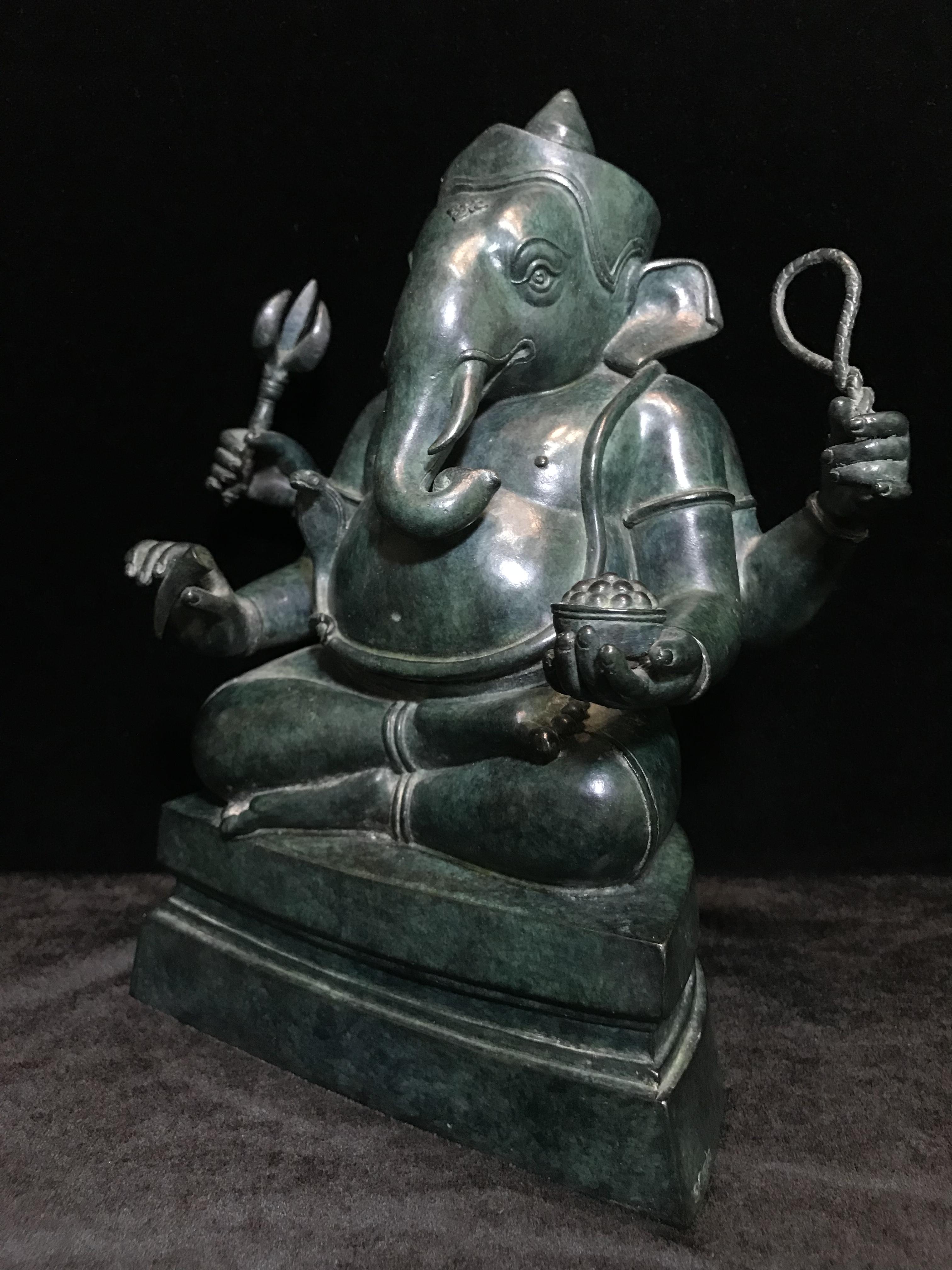 พระพิฆเนศครบรอบ55ปี คณะจิตรกรรม ม.ศิลปากร ปี 2540 เนื้อสำริด สนิมเขียว พาติน่า (Patinas) ขนาด 5x9 นิ้ว เป็นพระพิฆเนศที่งดงามทางด้านศิลปะมาก