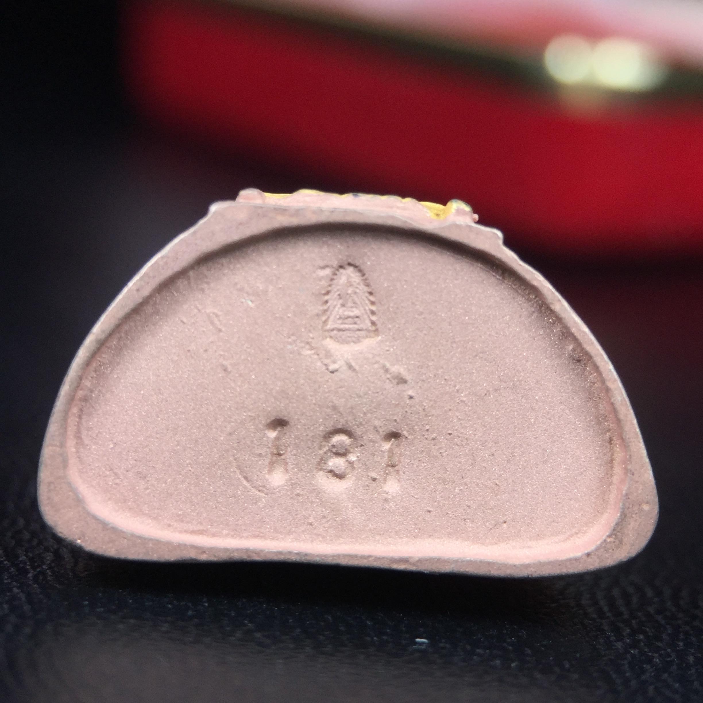 พระพุทธมหามณีรัตนปฏิมากร (พระแก้วมรกต) มหาจุฬาลงกรณราชวิทยาลัย(มจร.) วังน้อย พระนครศรีอยุธยา ปี 2543 พิธีมหาพุทธาภิเษก ณ วัดพระศรีรัตนศาสดาราม (วัดพระแก้ว) ในพระบรมมหาราชวัง เนื้อเงินสามกษัตริย์ (ตอกโค๊ตหมายเลข 181)