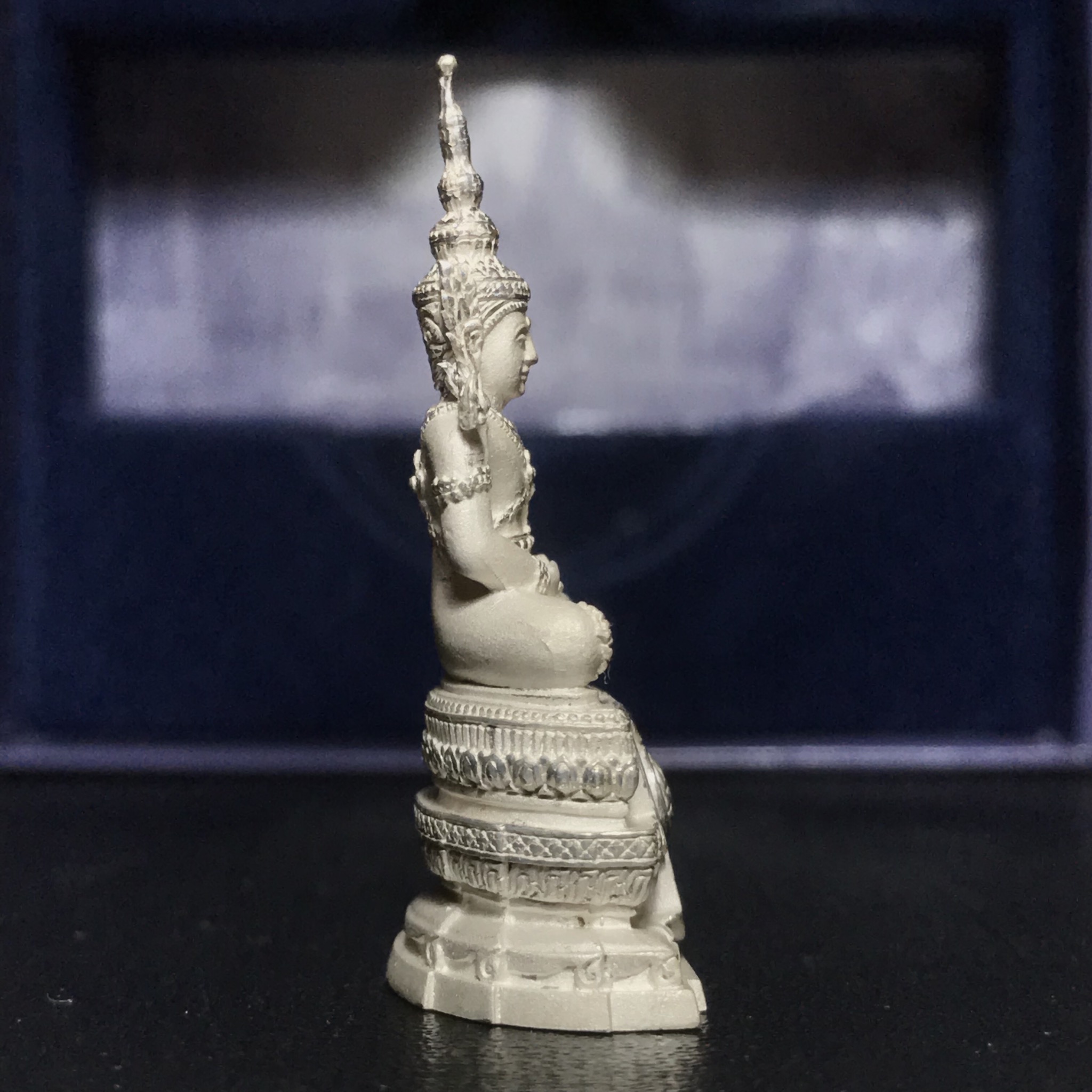 พระแก้วมรกต ภปร.หน้าตัก 1/2 นิ้ว จัดสร้างโดย รพ.ภูมิพลฯ ปี2547 ลอยองค์เนื้อเงิน(1ใน3000องค์)(หายาก)สภาพสวยครบสมบูรณ์