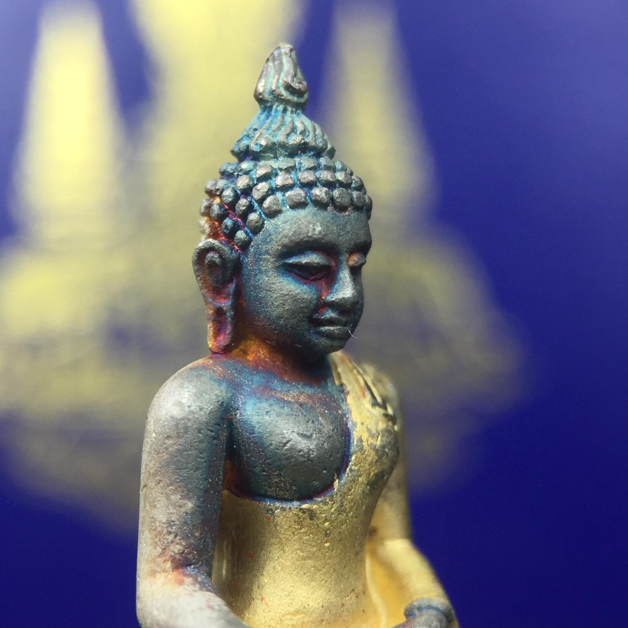 พระกริ่งไพรีพินาศ ครองสิริราชสมบัติครบ 50 ปี พ.ศ.2540 เนื้อเงินสามกษัตริย์ ผิวเดิมๆขึ้นสีรุ้งธรรมชาติแบบนิยม(สเน่ห์พระเนื้อเงินสีสันที่ธรรมชาติสรรค์สร้าง)พร้อมกล่องบรรจุเดิมครบ(เข้มขลังทรงอานุภาพยิ่งใหญ่ กำราบศัตรูพ่ายสิ้น พระไพรีพินาศ)(หายาก)1ใน539 องค์