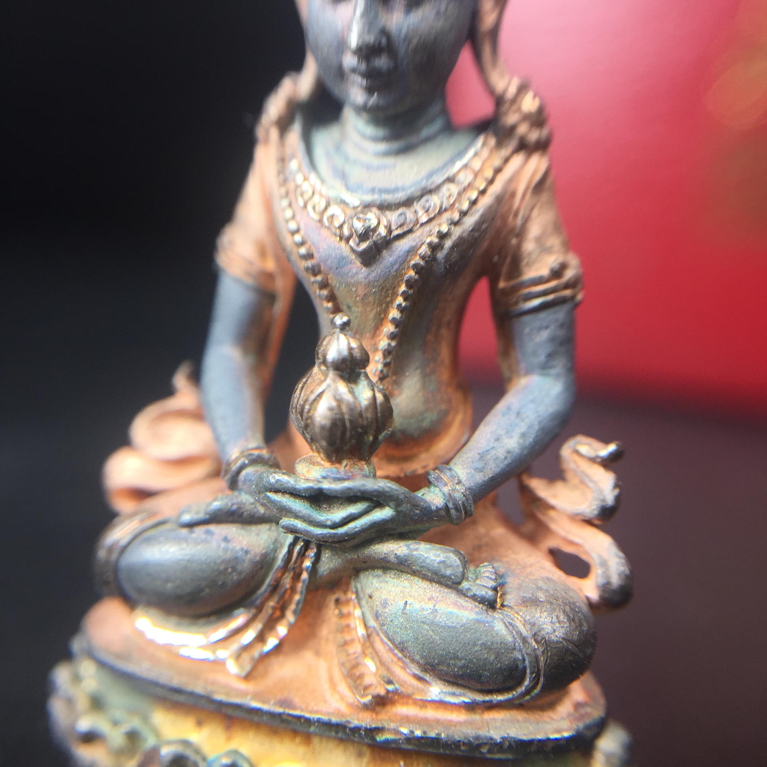 พระกริ่งอวโลกิเตศวร ( เจ้าแม่กวนอิม ) วัดโพธิ์แมนคุณาราม เนื้อเงิน 3 กษัตริย์ พ่นทราย(ผิวเดิม ขึ้นสีรุ้งธรรมชาติ แบบนิยม เสน่ห์ของพระเนื้อเงิน) รุ่นอุดมโภคทรัพย์ พ.ศ.2539(อีกหนึ่งรุ่นยอดนิยม พุทธศิลป์สวยงดงาม)