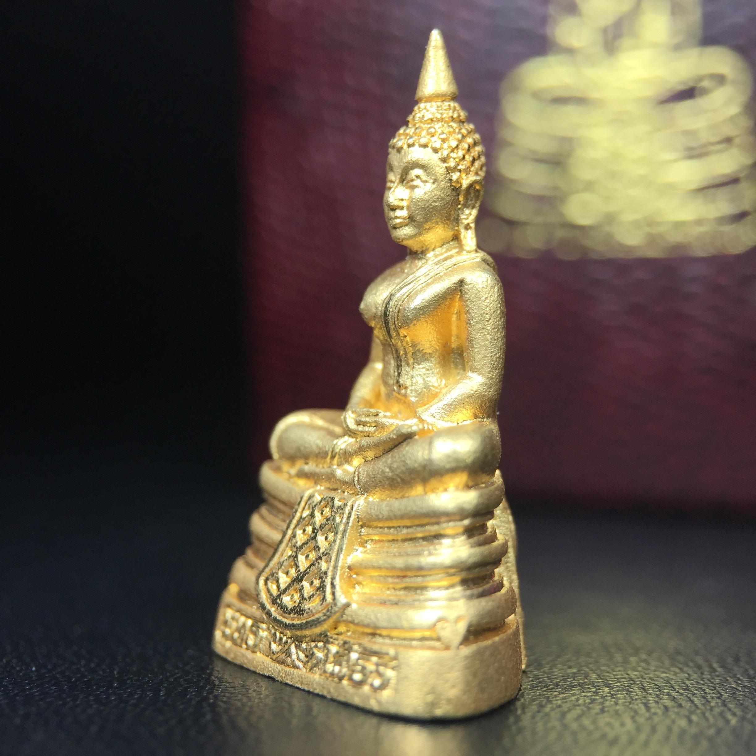 พระพุทธโสธร(หลวงพ่อโสธร) รุ่นสร้างอุโบสถ ปี2539 เนื้อเงิน(ชุบทองพ่นทรายขัดเงาบางส่วน สวยดุจทองคำ) ลอยองค์พิมพ์ใหญ่ สภาพสวยกล่องบรรจุเดิมครบสมบูรณ์(แบบนี้หายาก)(งานแพรนด้า จิวเวลรี่)สวยงดงาม