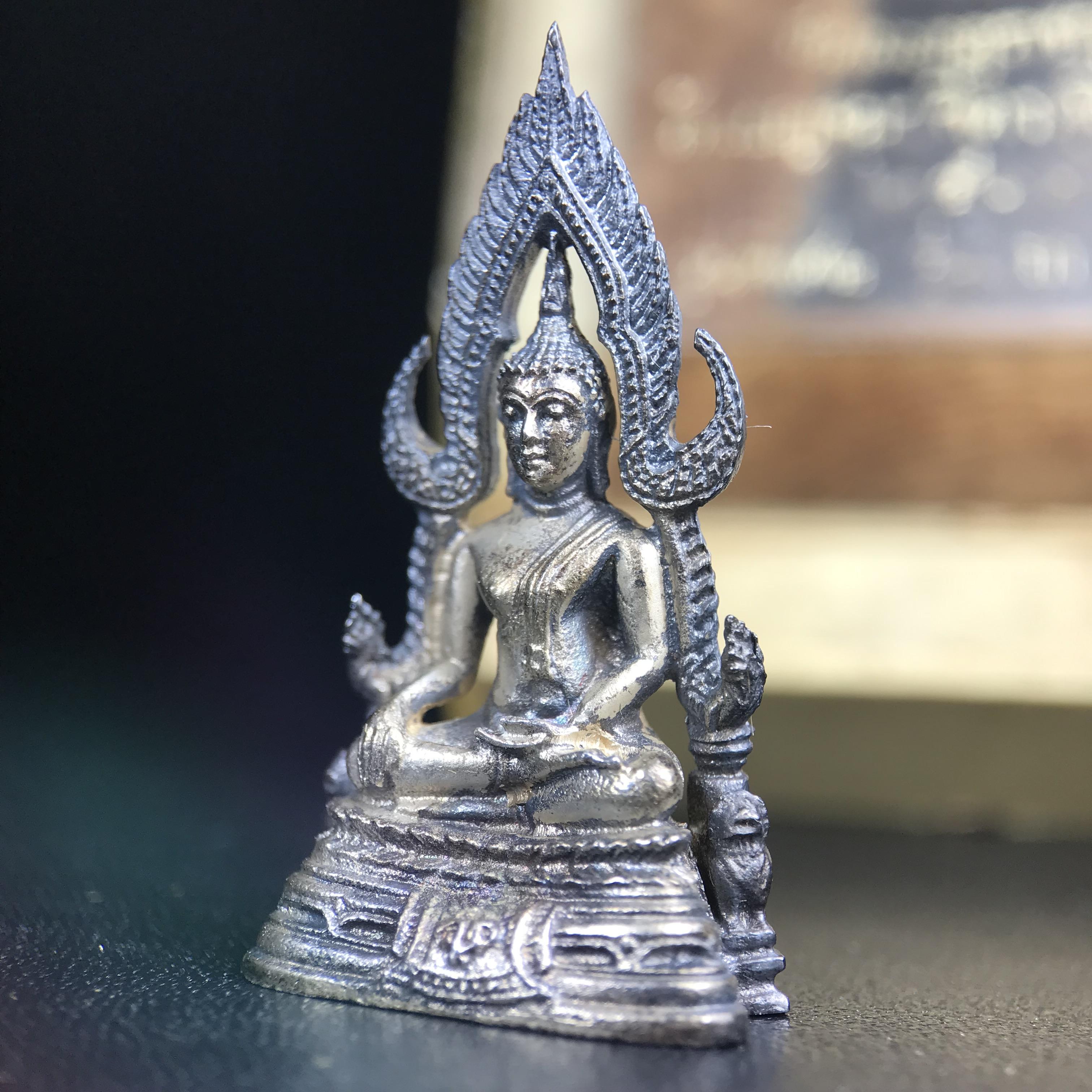 พระกริ่งพระพุทธชินราช มวก. วัดเบญจมบพิตรฯ ปี 2519(รุ่นพิเศษ รุ่นแรก รุ่นเดียว)เนื้อเงิน(สภาพสวยผิวเดิมติดรุ้งผิวขึ้นน้ำทองสวยมีเสน่ห์ตามกาลเวลา)(ในหลวงรัชกาลที่9และสมเด็จพระราชินีเสด็จฯเททอง)(พิธีใหญ่ เกจิอาจารย์ในยุคยอดนิยมร่วมปลุกเสก) (องค์หมายเลข ๓๐๓๔)