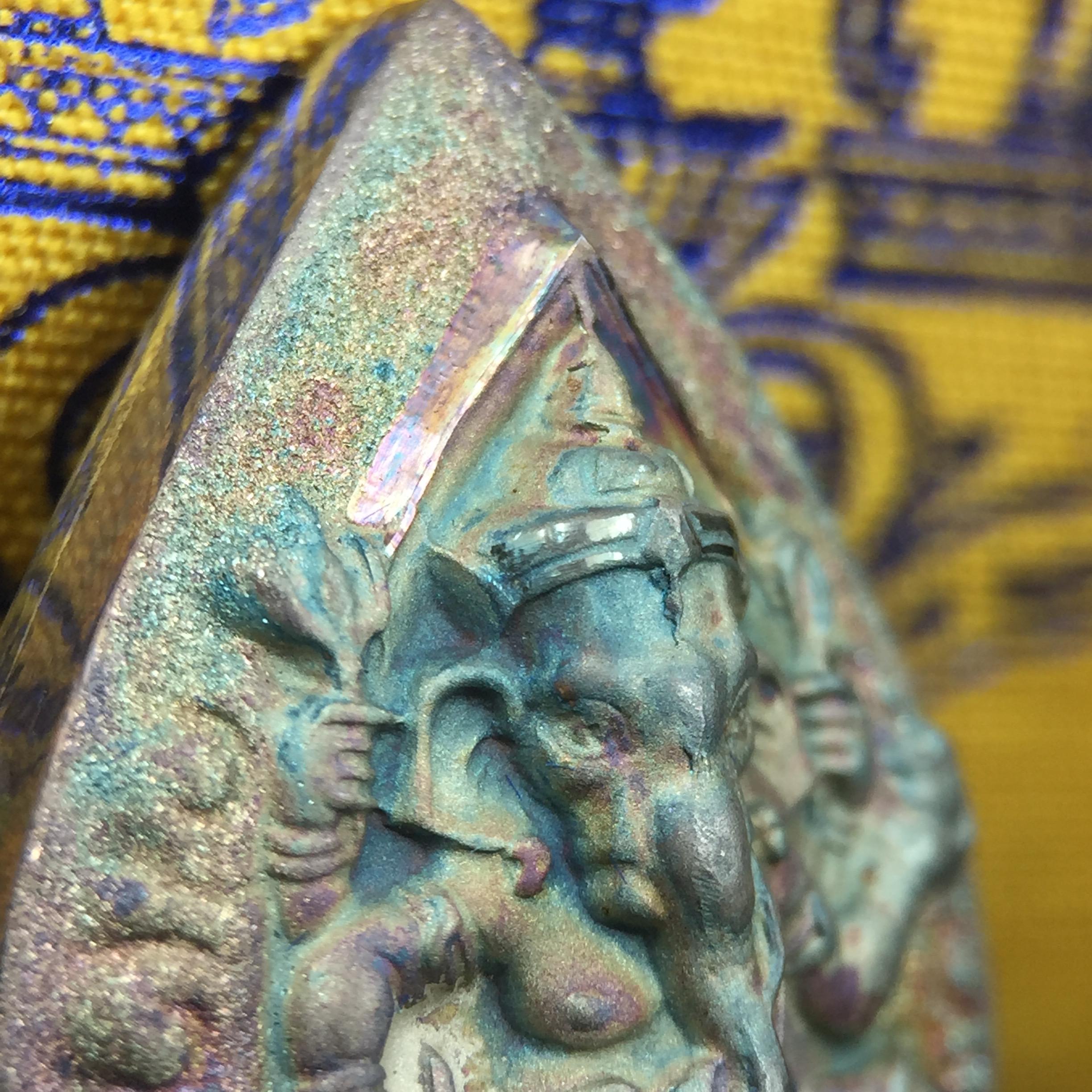 เหรียญพระพิฆเนศวร ญสส. ชุดกาญจนาภิเษกครองราชย์ 50 ปี พุทธศักราช 2538 พิมพ์ใหญ่(2.9 ซม.) เนื้อเงินผิวเดิมกลับดำขึ้นสีรุ้งเข้มขลังงดงามธรรมชาติสร้างสรรค์ สภาพสวยเดิมพร้อมกล่องบรรจุเดิม ตอกโค๊ดหมายเลขกำกับ(1ใน 5539องค์)