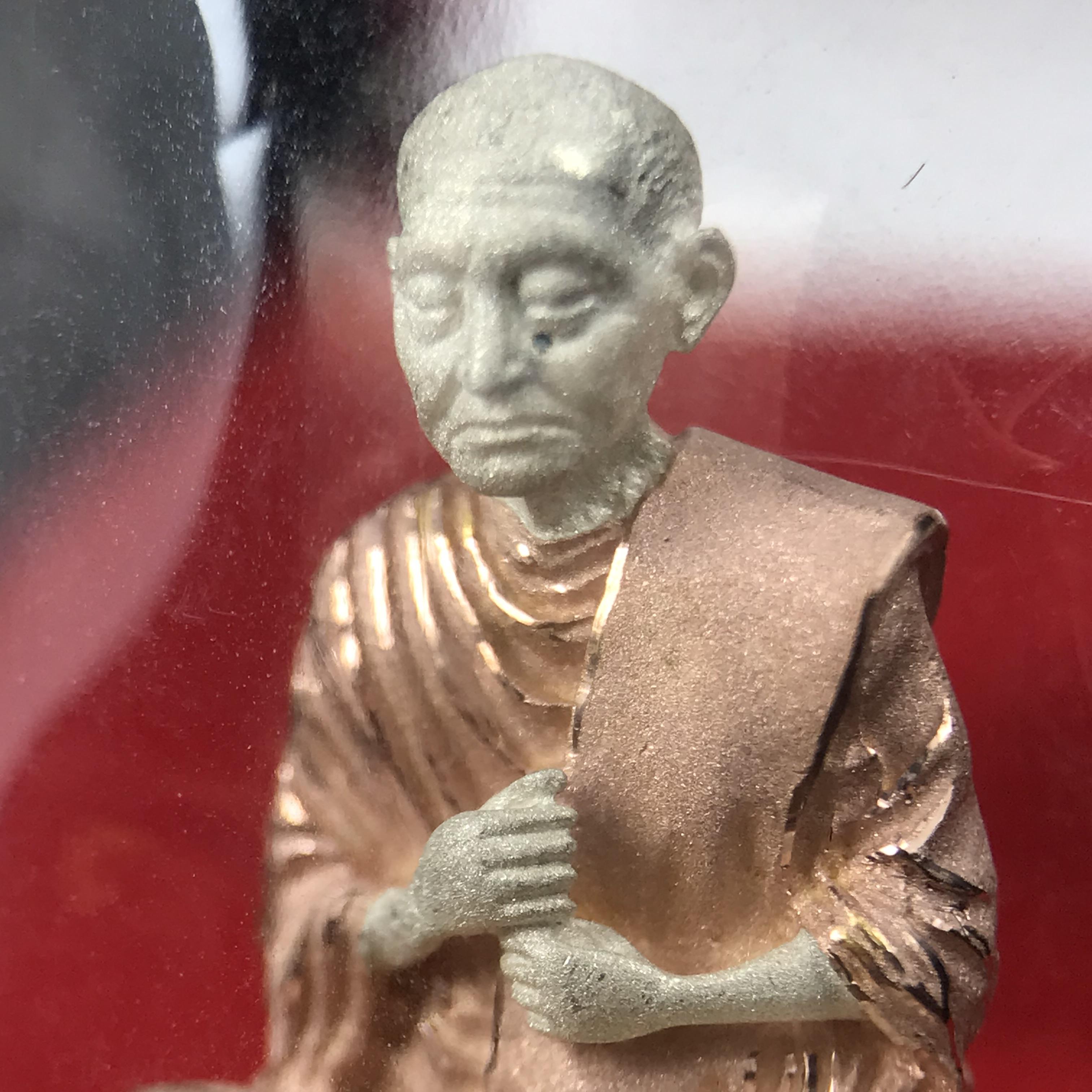 สมเด็จพุฒาจารย์ (โต พรหมรังสี) อนุสรณ์ 128 ปี สมเด็จพระญาณสังวร สมเด็จพระสังฆราช ทรงเมตตาอธิฐานจิต ปี 2543 มหาพุทธาภิเษก 3วาระ รูปเหมือนลอยองค์พิมพ์ใหญ่เนื้อเงินสามกษัตริย์ ขนาด 1.5 x 2.5 ซม. ทรงคุณค่าทั้งด้านความงานด้านพุทธศิลป์ และพุทธคุณ