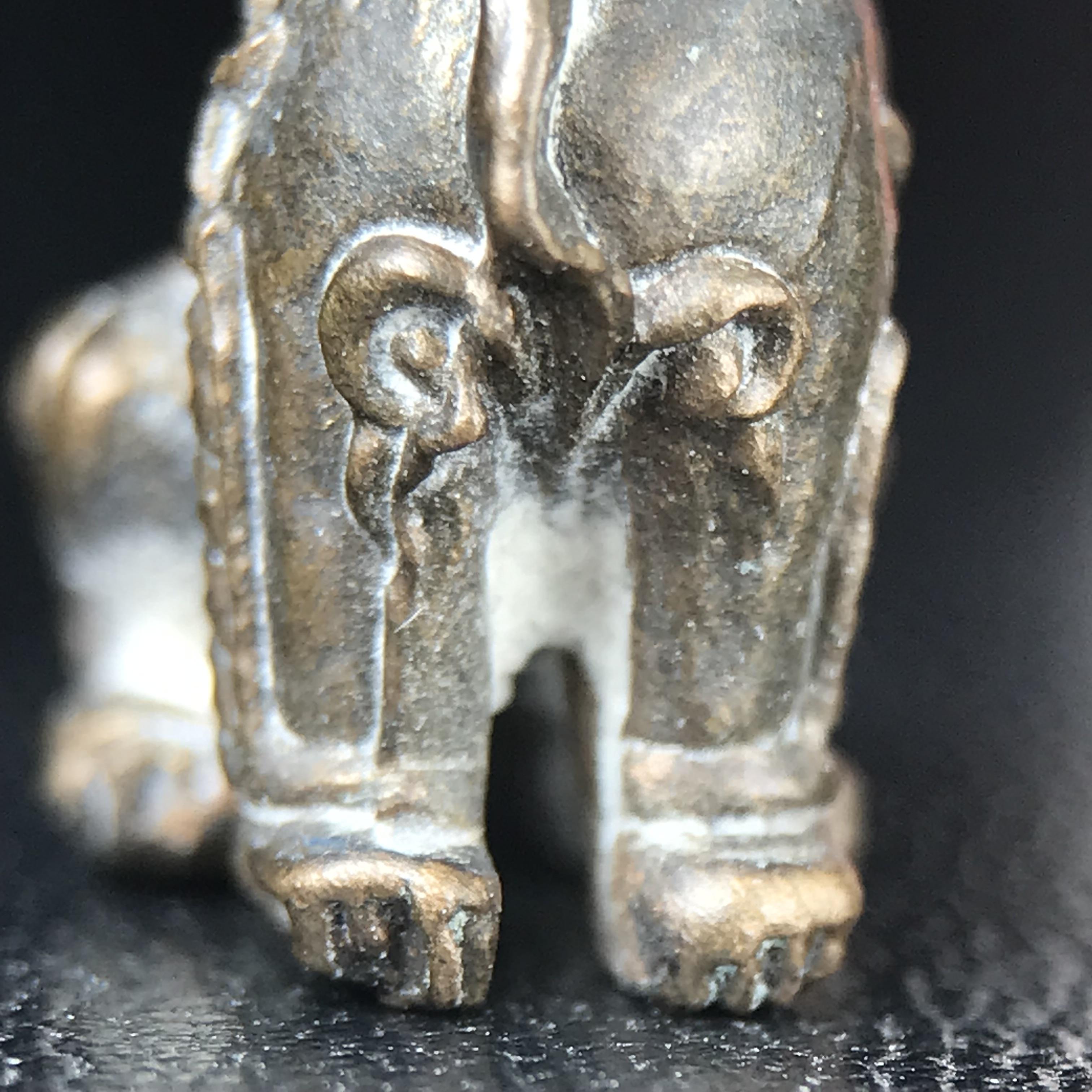 สิงห์เจ้าพ่อดำ วัดบุพพาราม จ.เชียงใหม่ ปี 2518 เนื้อนวโลหะ(ตอก 2 โค๊ต)หายาก(สภาพผิวเดิมสวยเดิมกล่องครบ) สิงห์รุ่นนี้มีพิธีดีมีเกจิอาจารย์ที่ร่วมปลุกเสกมากมาย****เครื่องราง ที่พระบาทสมเด็จพระเจ้าอยุ่รัชกาลที่ ๙ ทรงเสด็จฯประกอบพิธีด้วยพระองค์เอง