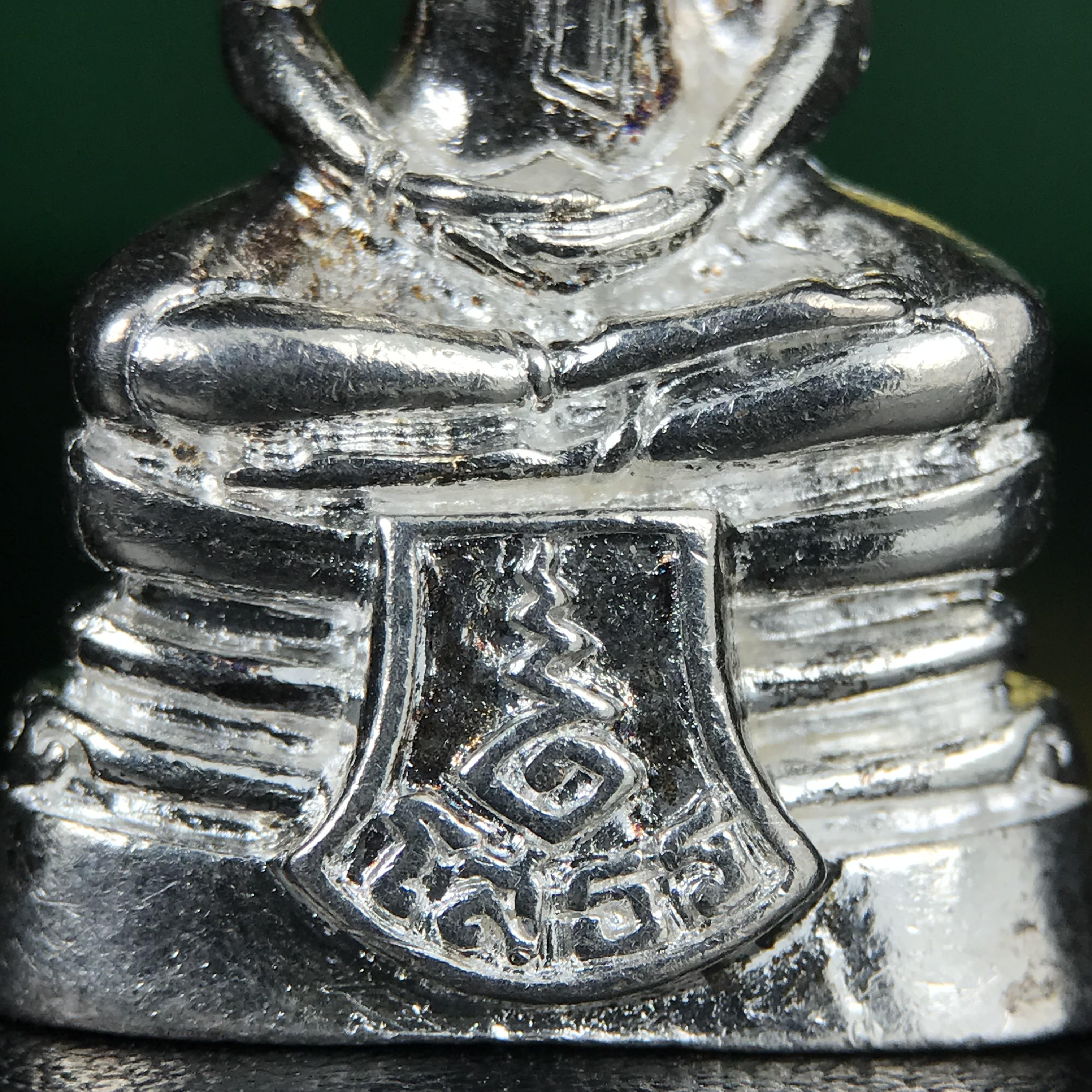 พระพุทธโสธร รุ่น กศก. 120 ปี เนื่องในโอกาสครบ 120 ปี กรมศุลกากร กระทรวงการคลัง จัดสร้าง ปี 2537 เนื้อเงินบริสุทธิ์ 99.9% ผิวขัดเงา(งานบริษัท แพรนด้า จิวเวลรี่)สวยงดงาม ทรงคุณค่า