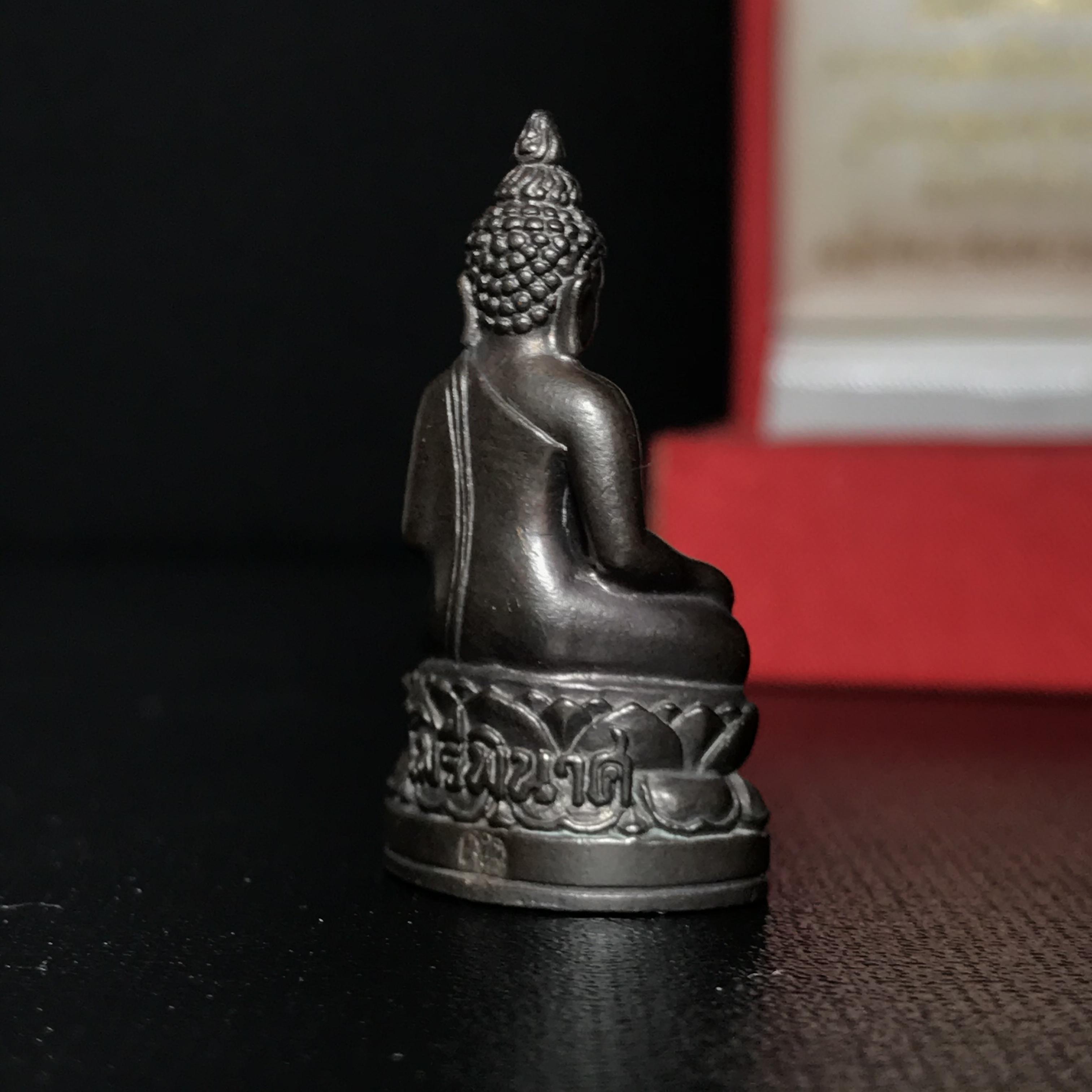 พระกริ่งไพรีพินาศ เฉลิมพระเกียรติ พระบาทสมเด็จพระเจ้าอยู่หัวรัชกาลที่9 พระชนมพรรษา 6 รอบ ปี2542 เนื้อนวโลหะผสมทองคำ(บรรจุเหล็กไหล)ดีนอก-ดีใน