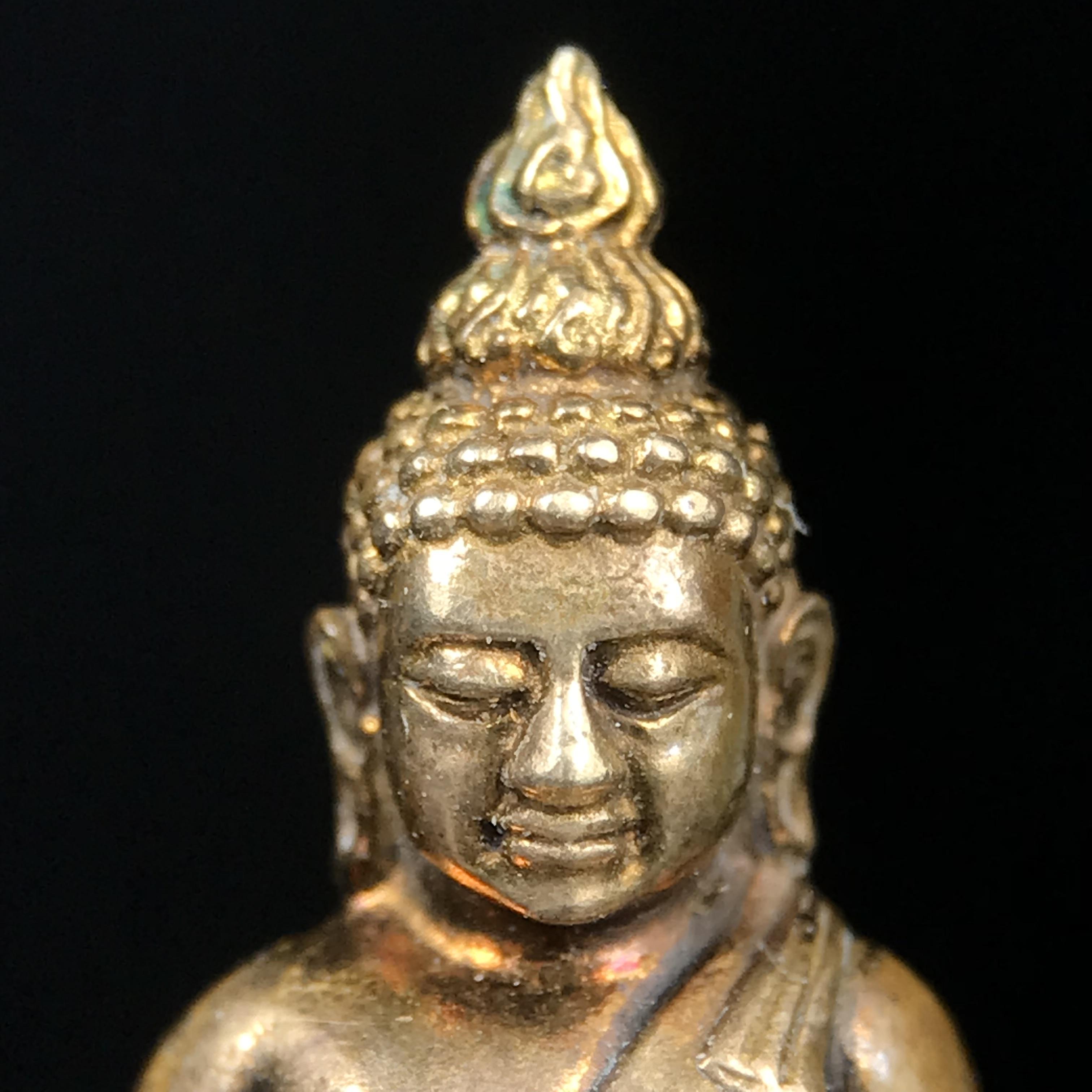 พระกริ่งไพรีพินาศ บรรจุเหล็กไหล ครั้งแรกและครั้งเดียวในประวัติศาสตร์ เฉลิมพระเกียรติ พระบาทสมเด็จพระเจ้าอยู่หัวรัชกาลที่9 พระชนมพรรษา 6 รอบ ปี2542 เนื้อสัมฤทธิ์(บรรจุเหล็กไหล)ดีนอก-ดีใน พิธีใหญ่ มวลสารเด่น(พิเศษกรรมการ ตอก 2 โค๊ต หมายเลข ๒๒๑๘)หายาก