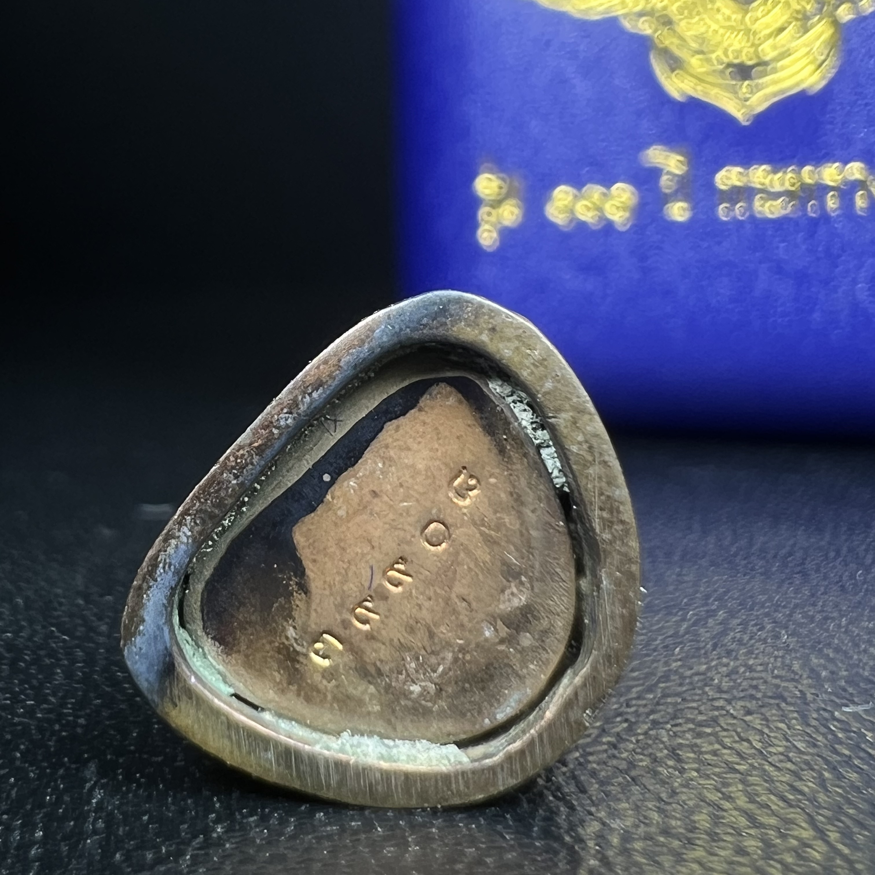 รูปเหมือนหล่อลอยองค์หลวงปู่ทวด รุ่น 111ปี กระทรวงกลาโหม เนื้อนวโลหะรมดำ-ปัดเงา ปี2540 พิธีใหญ่ เข้มขลัง นิยม พร้อมกล่องบรรจุเดิม(คัดสภาพสวยผิวเทพๆผิวรุ้งๆ)ทั้งพิธีทั้งพุทธศิลป์ทรงคุณค่าอีกหนึ่งรุ่นยอดนิยม