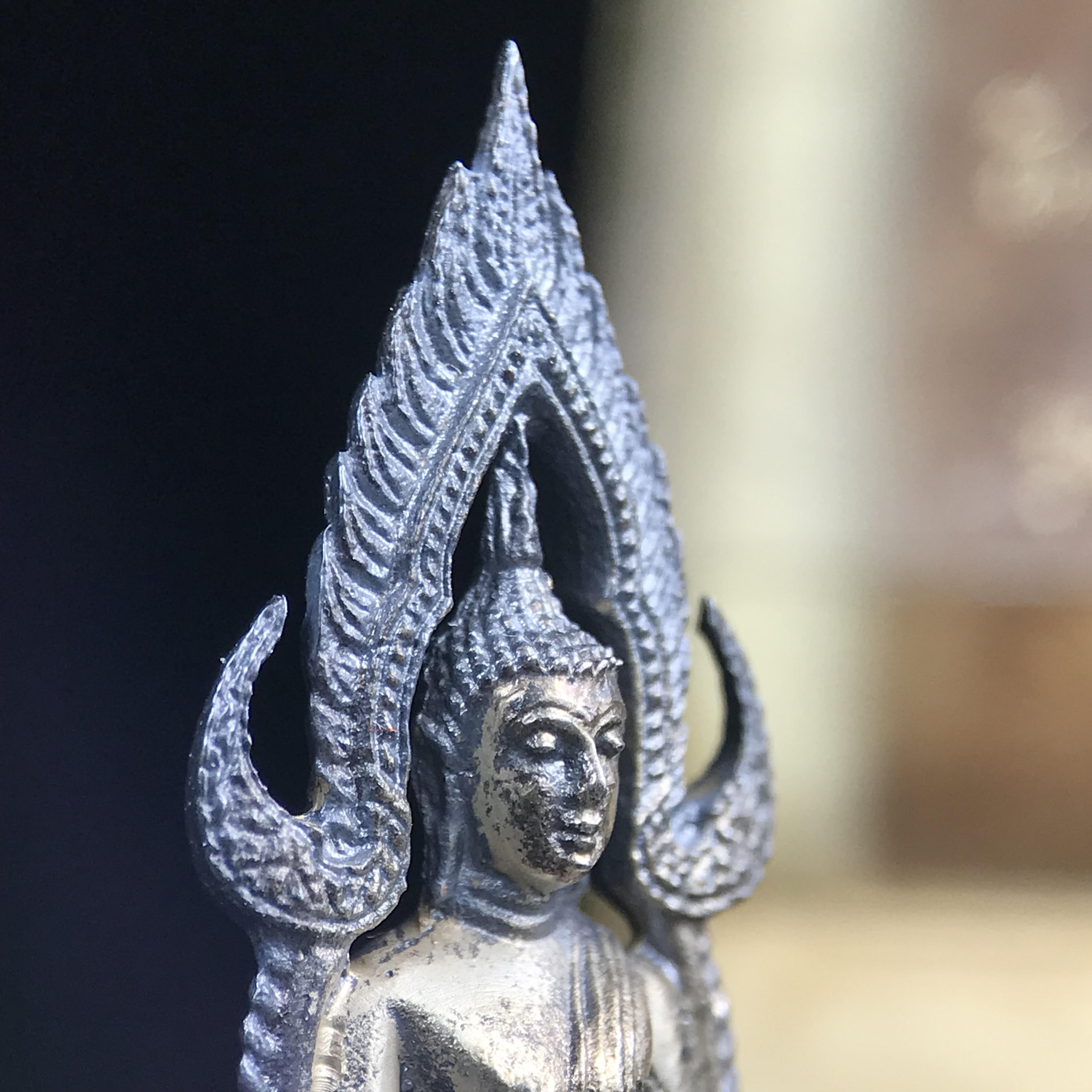 พระกริ่งพระพุทธชินราช มวก. วัดเบญจมบพิตรฯ ปี 2519(รุ่นพิเศษ รุ่นแรก รุ่นเดียว)เนื้อเงิน(สภาพสวยผิวเดิมติดรุ้งผิวขึ้นน้ำทองสวยมีเสน่ห์ตามกาลเวลา)(ในหลวงรัชกาลที่9และสมเด็จพระราชินีเสด็จฯเททอง)(พิธีใหญ่ เกจิอาจารย์ในยุคยอดนิยมร่วมปลุกเสก) (องค์หมายเลข ๓๐๓๔)