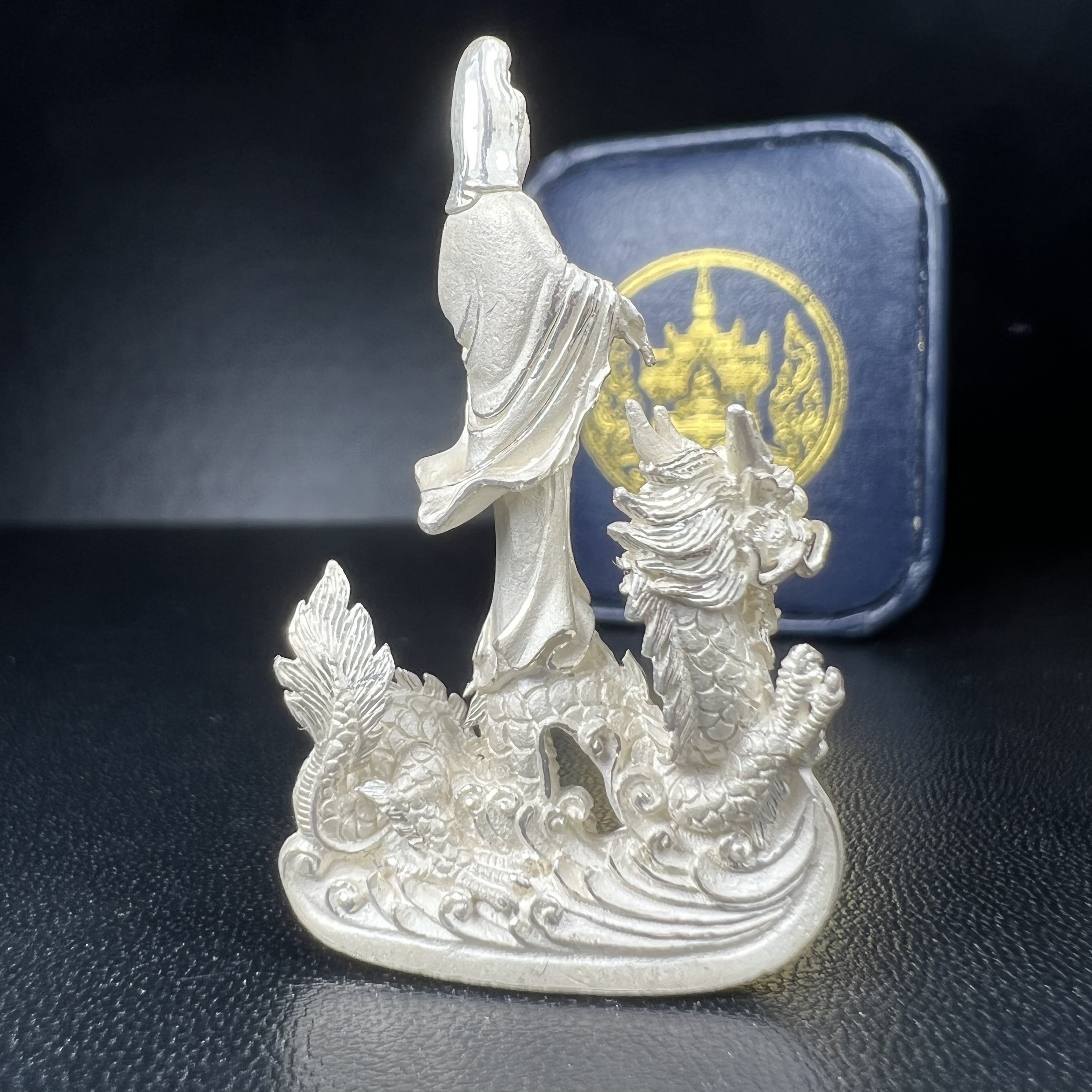 รูปหล่อลอยองค์พระโพธิสัตว์กวนอิม ทรงประทับมังกร จ.ระนอง เนื้อเงิน พิมพ์ใหญ่(สภาพผิว สวยงดงาม ทรงคุณค่า) เฉลิมฉลองในวโรกาสที่พระบาทสมเด็จพระเจ้าอยู่หัวทรงครองสิริราชสมบัติครบ 50 ปี จ.ระนอง พ.ศ.2539