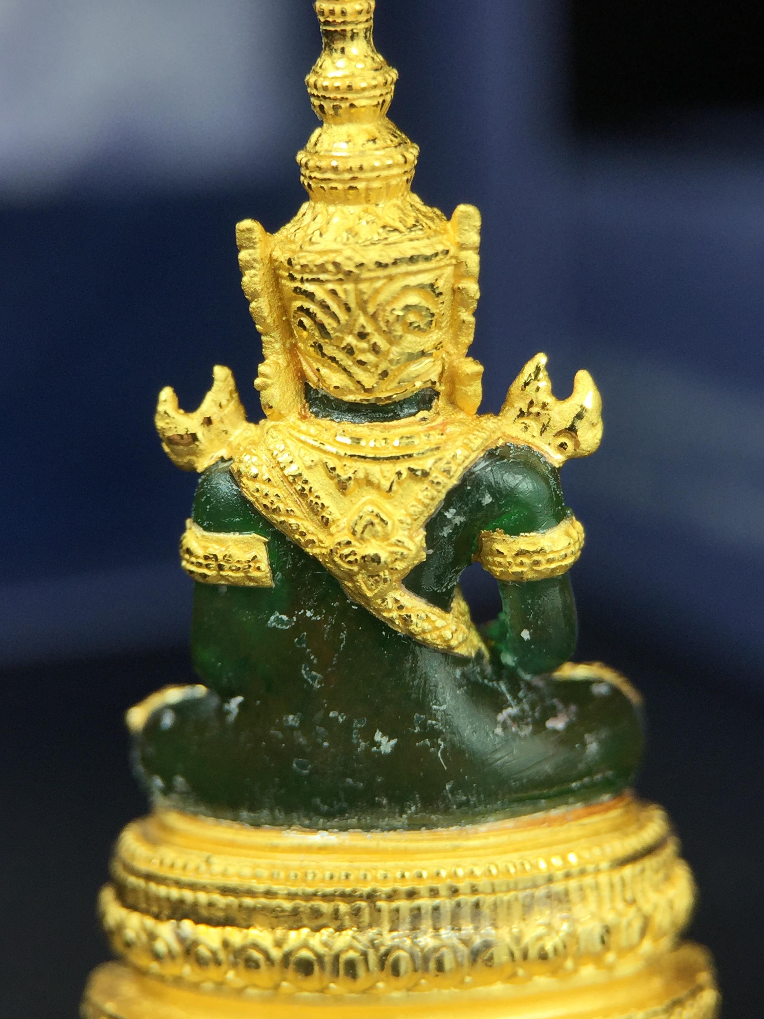 พระแก้วมรกต ภปร. จัดสร้างโดย รพ.ภูมิพลฯ ปี2547 ลอยองค์ขนาดหน้าตัก 1/2 นิ้ว เนื้อเรซิ่นหุ้มทองคำ99.99 งดงามทรงคุณค่าอีกหนึ่งรุ่นยอดนิยม หายาก