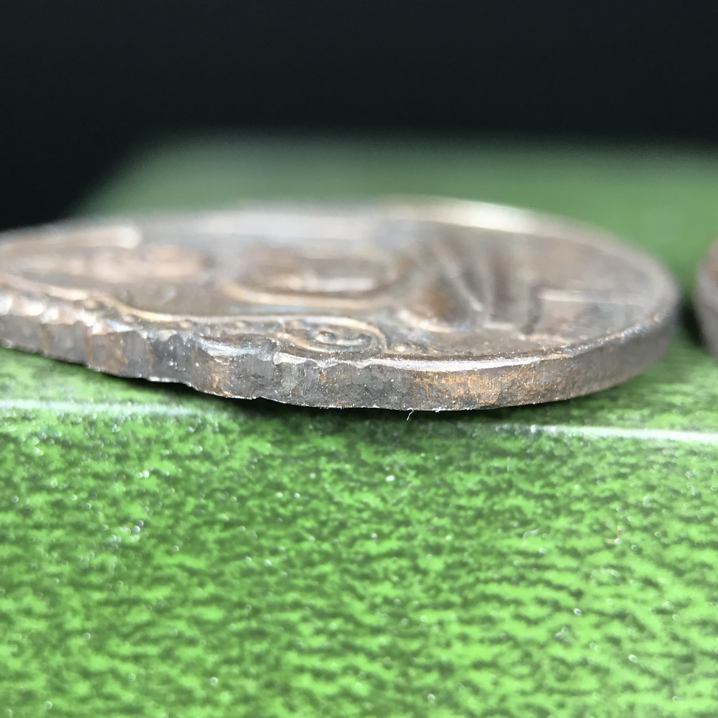 เหรียญพระแก้วมรกตหลัง ภปร. ฉลองกรุงรัตนโกสินทร์ครบ 200 ปี พ.ศ.2525 เนื้อทองแดงกล่องบรรจุเดิมครบ3พิมพ์(บล็อกพระราชศรัธา)(ในหลวงรัชกาลที่9 เสด็จในพิธี)พระคู่บ้านคู่เมือง...พระดี...พิธีใหญ่