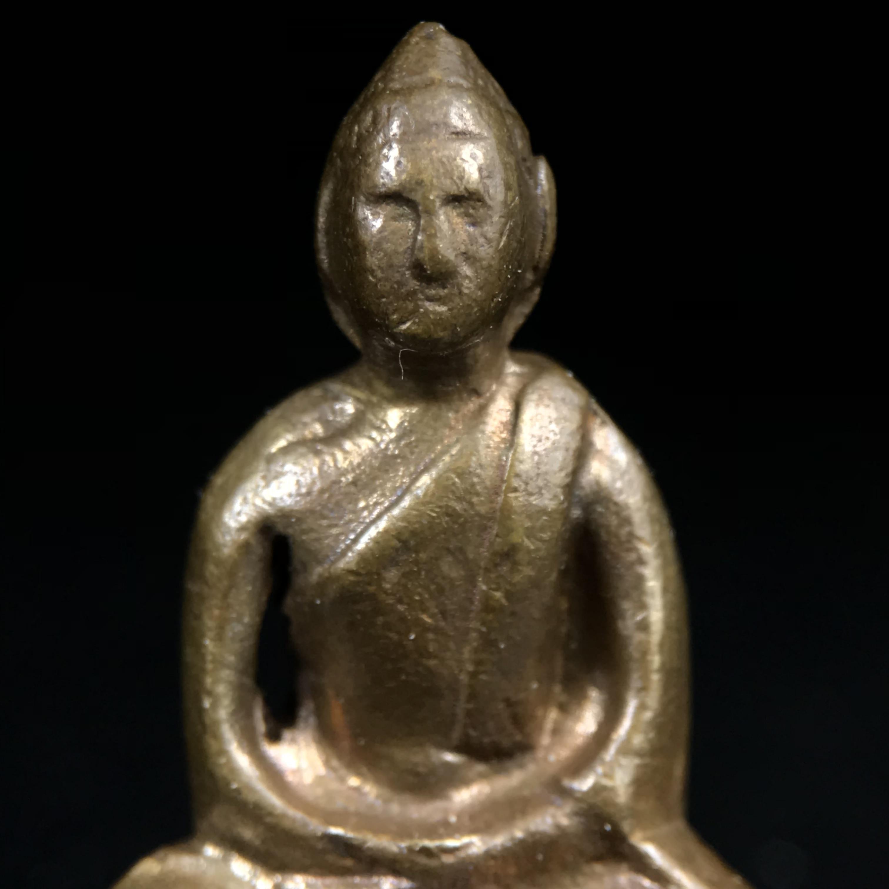 พระกริ่งฝีพระหัตถ์สมเด็จย่า ขนาดห้อยบูชาขนาดเล็ก จัดสร้างขึ้นเนื่องในวาระครบ 6 รอบ เมื่อวันที่21 ตุลาคม พ.ศ.2515(ในหลวงรัชกาลที่ 9 เสด็จพระราชดำเนินทรงเททอง)ปลุกเสกยิ่งใหญ่ เกจิ 108 รูป ร่วมปลุกเสก คัดสภาพสวยแบบนี้พบเจอน้อยมาก หมายเลขต้นๆหลักร้อย หายากมาก