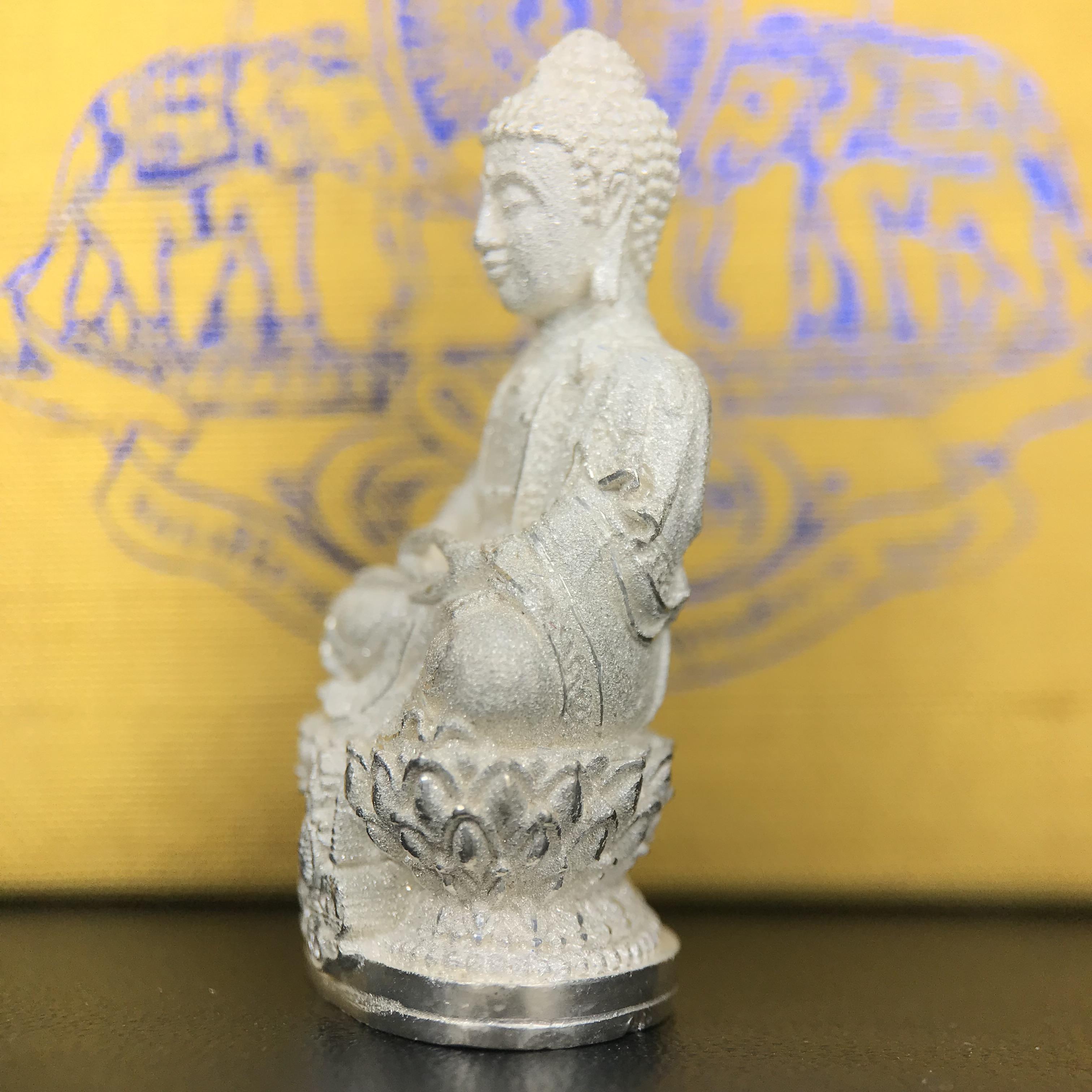 พระกริ่งจีน "ต้าเยิ่นถะ" ชุดกาญจนาภิเษกครองราชย์ 50 ปี วัดบวรนิเวศวิหาร ปี 2538 เนื้อเงินพ่นทรายขัดเงาบางส่วน 99.99% สูง 3.8 ซม. (คัดสภาพสวยเดิม พิธีใหญ่ พุทธศิลป์งดงาม) สภาพสวยเดิมพร้อมกล่องบรรจุเดิม ตอกโค๊ดหมายเลขกำกับ1 ใน 6001 องค์