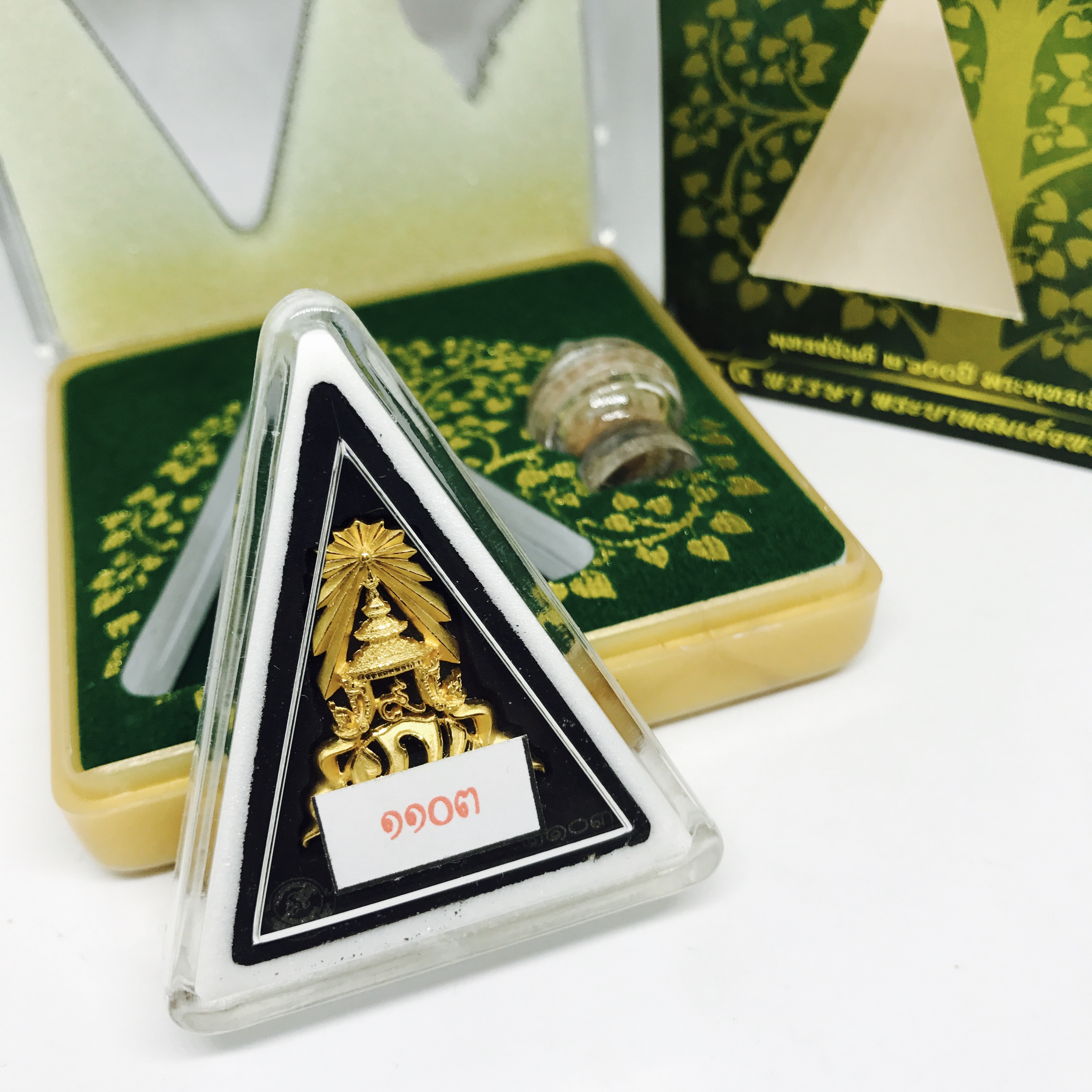 พระพุทธชินราช(จำลอง)ภ.ป.ร. 84พรรษาเนื้อผงปิดทองด้านหน้า หลัง ภ.ป.ร. ทองคำ