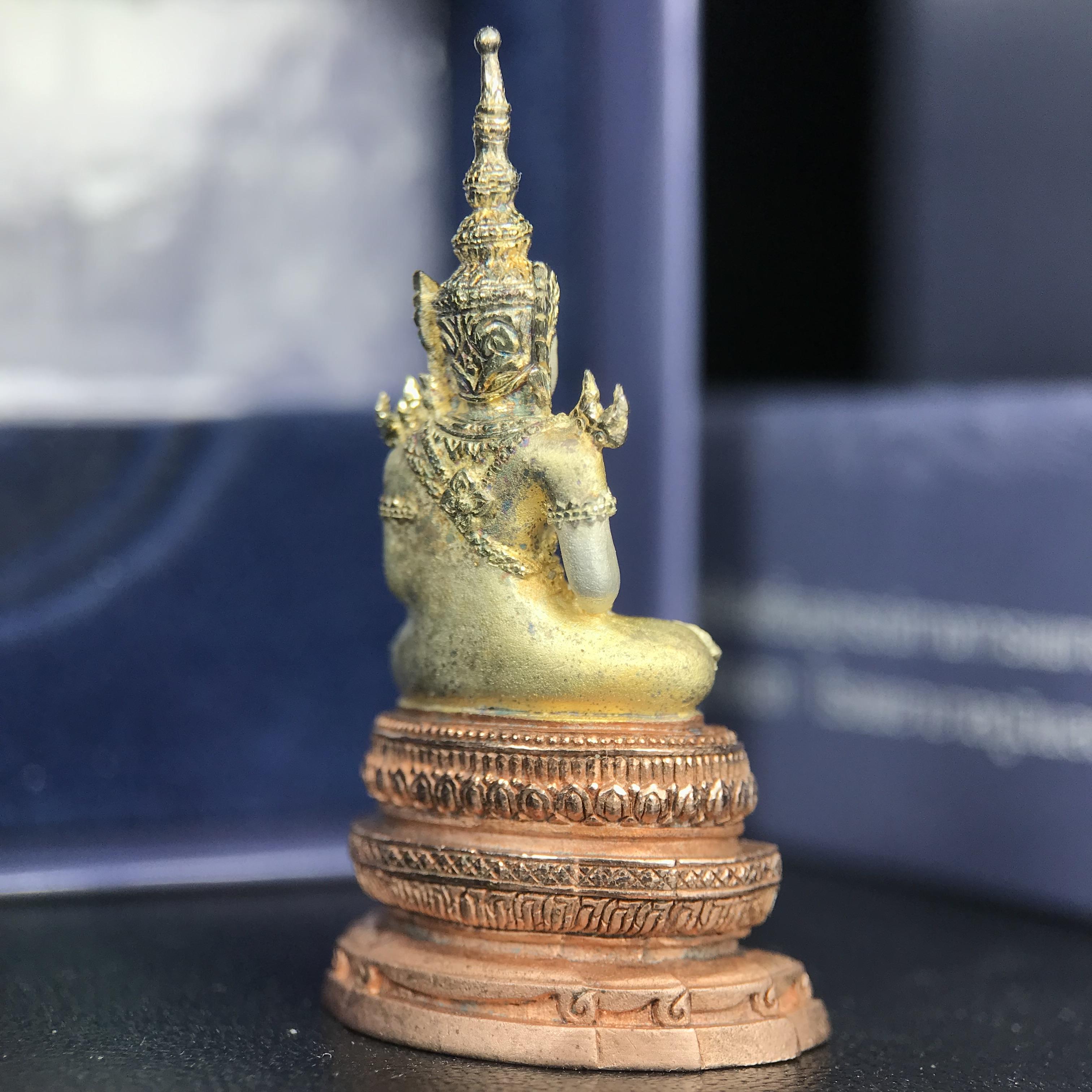 พระแก้วมรกต ภปร. ปี 2547 จัดสร้างโดยโรงพยาบาลภูมิพลอดุลยเดช เนื้อเงิน(3 กษัตริย์) ลอยองค์ หน้าตัก 1/2 นิ้ว สูง 3.7 ซม.พิธีมหามังคาภิเษก ณ พระอุโบสถวัดพระศรีรัตนศาสดาราม(วัดพระแก้ว) งดงามทรงคุณค่าอีกหนึ่งรุ่นยอดนิยม หายาก(องค์หมายเลข ๑๔๑๔)