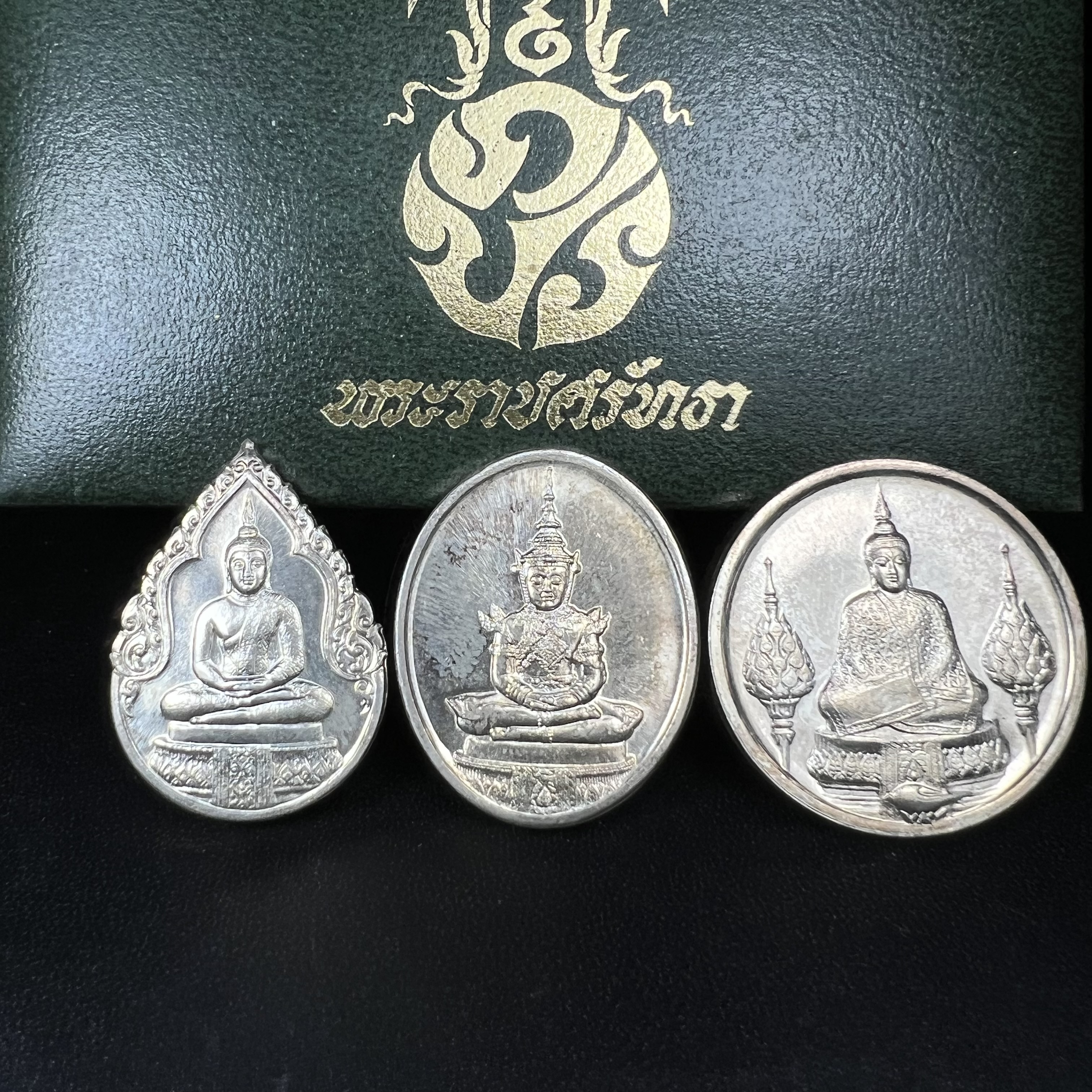 เหรียญพระแก้วมรกตหลัง ภปร. ฉลองกรุงรัตนโกสินทร์ครบ 200 ปี พ.ศ.2525 เนื้อเงินกล่องบรรจุเดิมครบ3พิมพ์(บล็อกพระราชศรัธา)(ในหลวงรัชกาลที่9 เสด็จในพิธี)พระคู่บ้านคู่เมือง...พระดี...พิธีใหญ่