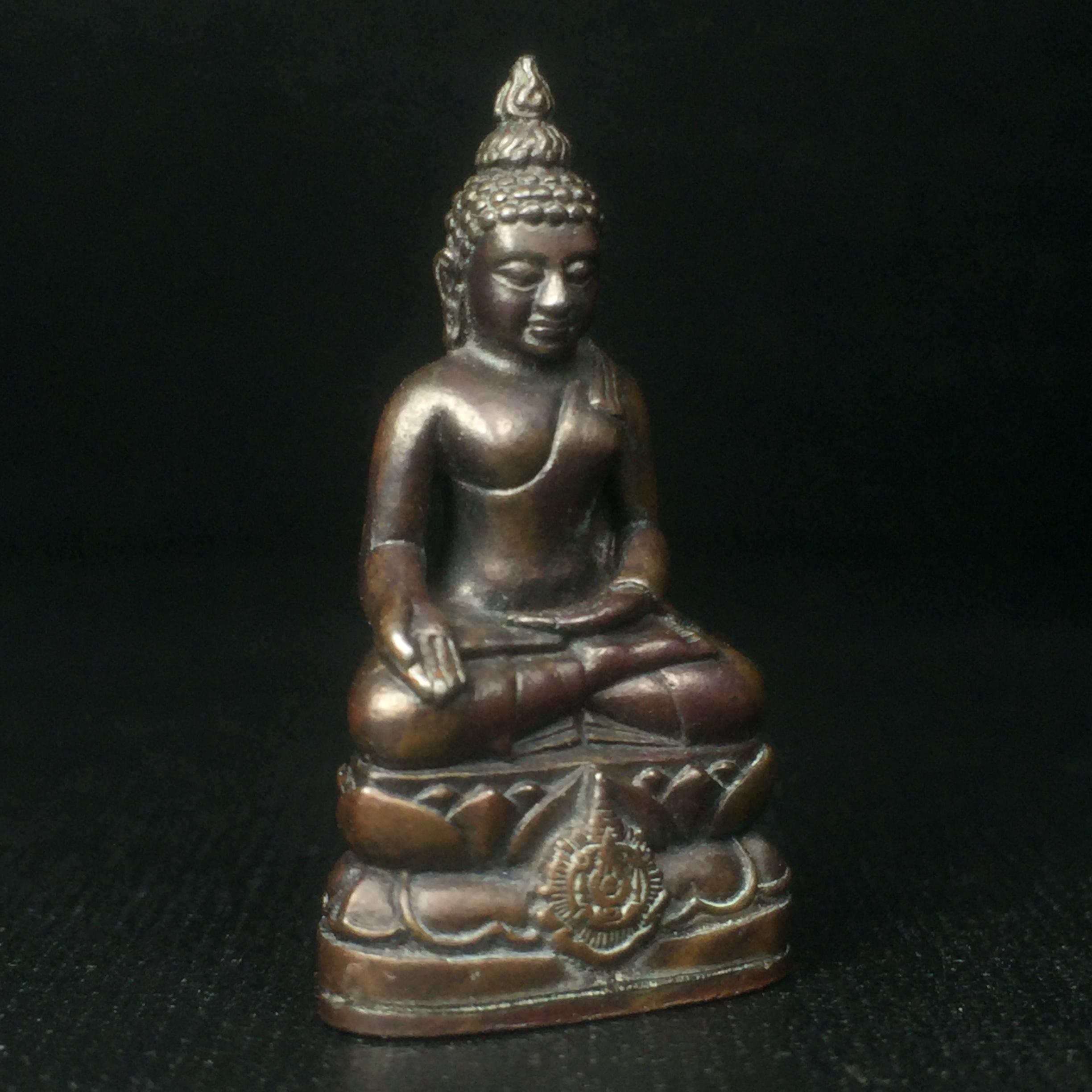 พระกริ่งไพรีพินาศ เฉลิมพระเกียรติ พระบาทสมเด็จพระเจ้าอยู่หัวรัชกาลที่9 พระชนมพรรษา 6 รอบ ปี2542 เนื้อนวโลหะผสมทองคำ(บรรจุเหล็กไหล)ดีนอก-ดีใน