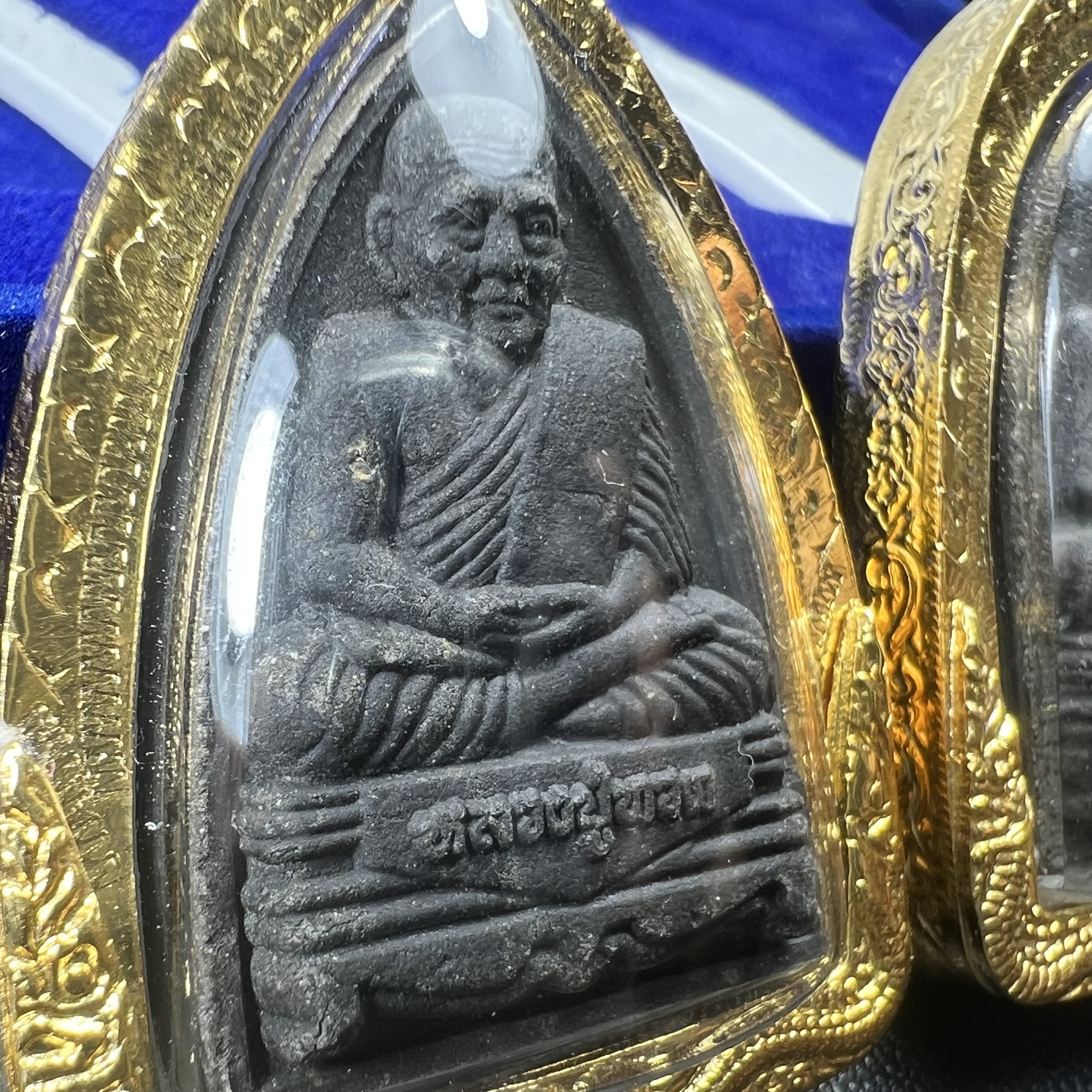 พระคู่ชุดของขวัญ พระหลวงปู่ทวด ภปร.ปี2547 ทรงกลีบบัวและกลีบขนุน(พิมพ์เตารีดและพิมพ์พระรอด)(ชนวนเก่า)เนื้อว่านด้านหลังมี ภปร. เป็นโลหะผสมสูง 3.3ซม.พิธีใหญ่ มวลสารดี ปลุกเสกวัดพระแก้ว(พร้อมกล่องบรรจุเดิม งานเลี่ยมกรอบเดิมจากผู้จัดสร้างห่อหุ้มด้วยทองนพเกล้า)