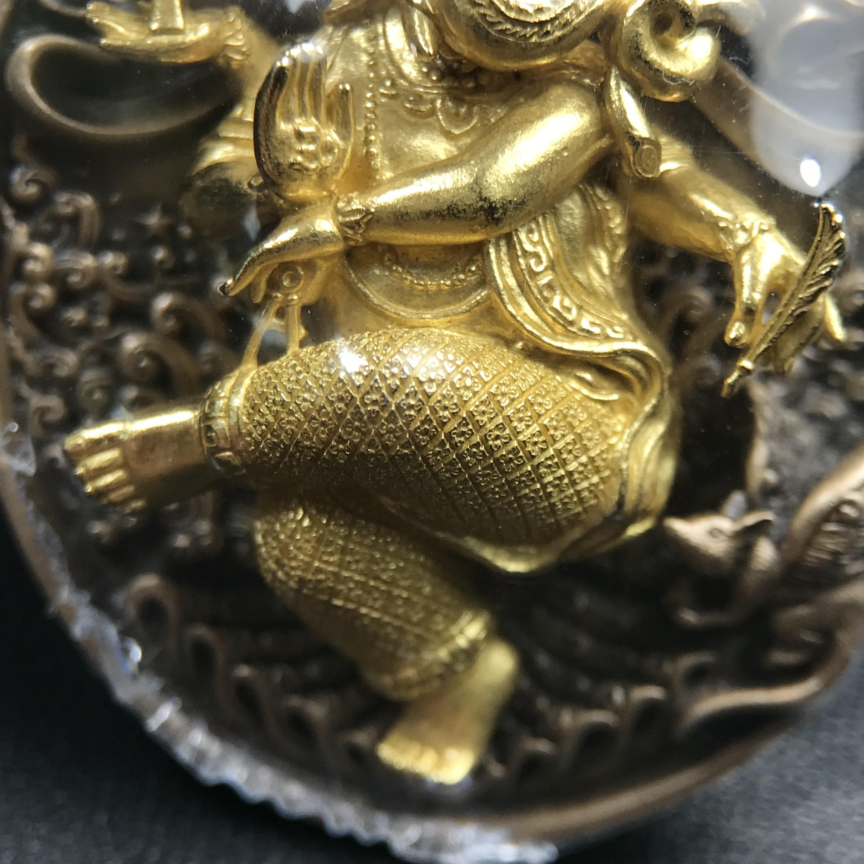 พระพิฆเนศ ประทานศิลป์ ที่ระลึกครบรอบ 50 ปี กลุ่มบ.แพรนด้าจิวเวลรี่ เนื้อบรอน์3กษัตริย์ ออกแบบได้สวยวิจิตรงดงาม ได้อัญเชิญมวลสารอันเป็นมงคลที่ได้ปลุกเสกแล้ว หลอมรวมเป็นเนื้อเดียวกับเหรียญ เพื่อความเป็นศิริมงคล สถิตย์สถาพร สืบไป