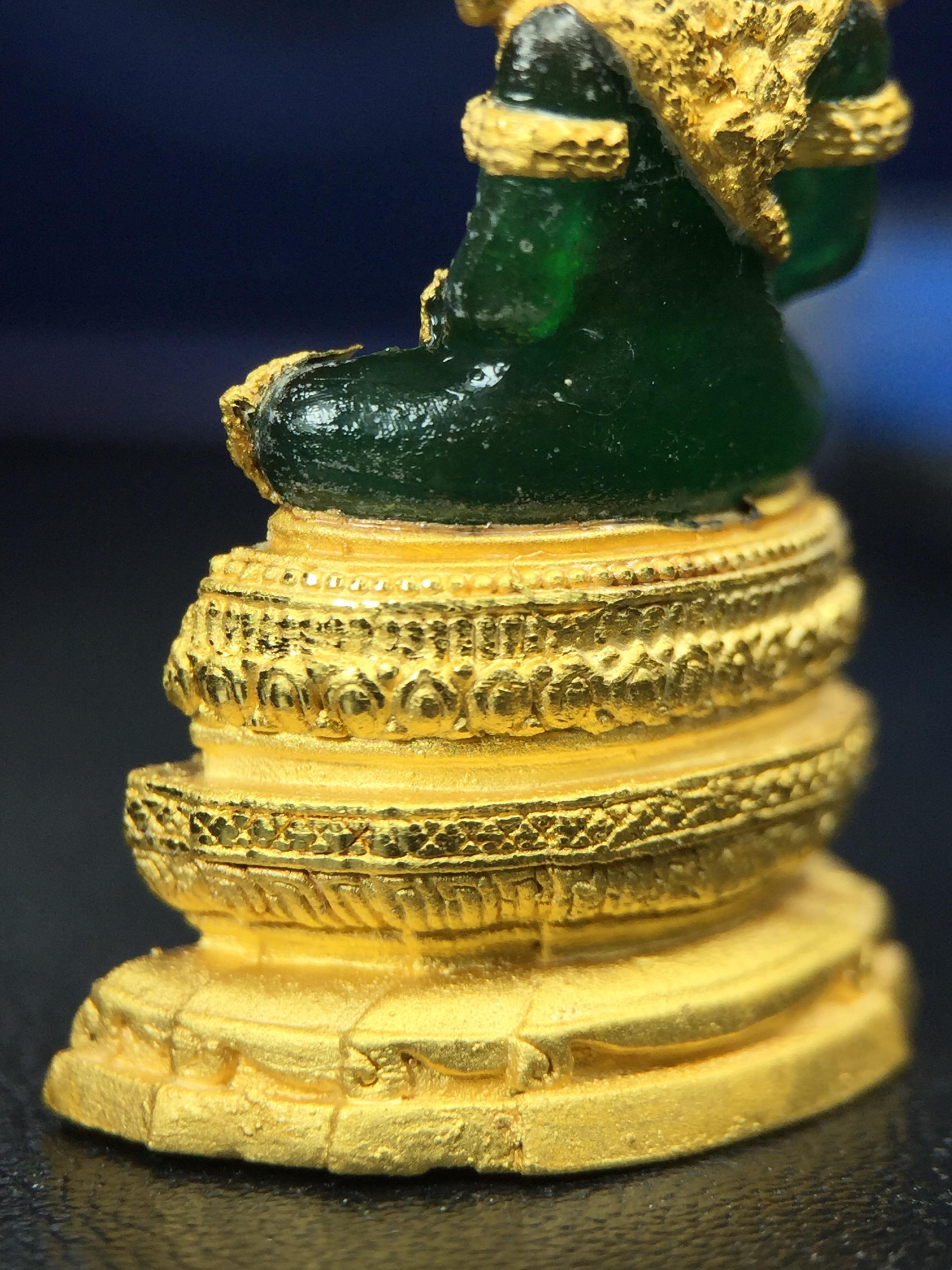 พระแก้วมรกต ภปร. จัดสร้างโดย รพ.ภูมิพลฯ ปี2547 ลอยองค์ขนาดหน้าตัก 1/2 นิ้ว เนื้อเรซิ่นหุ้มทองคำ99.99 งดงามทรงคุณค่าอีกหนึ่งรุ่นยอดนิยม หายาก