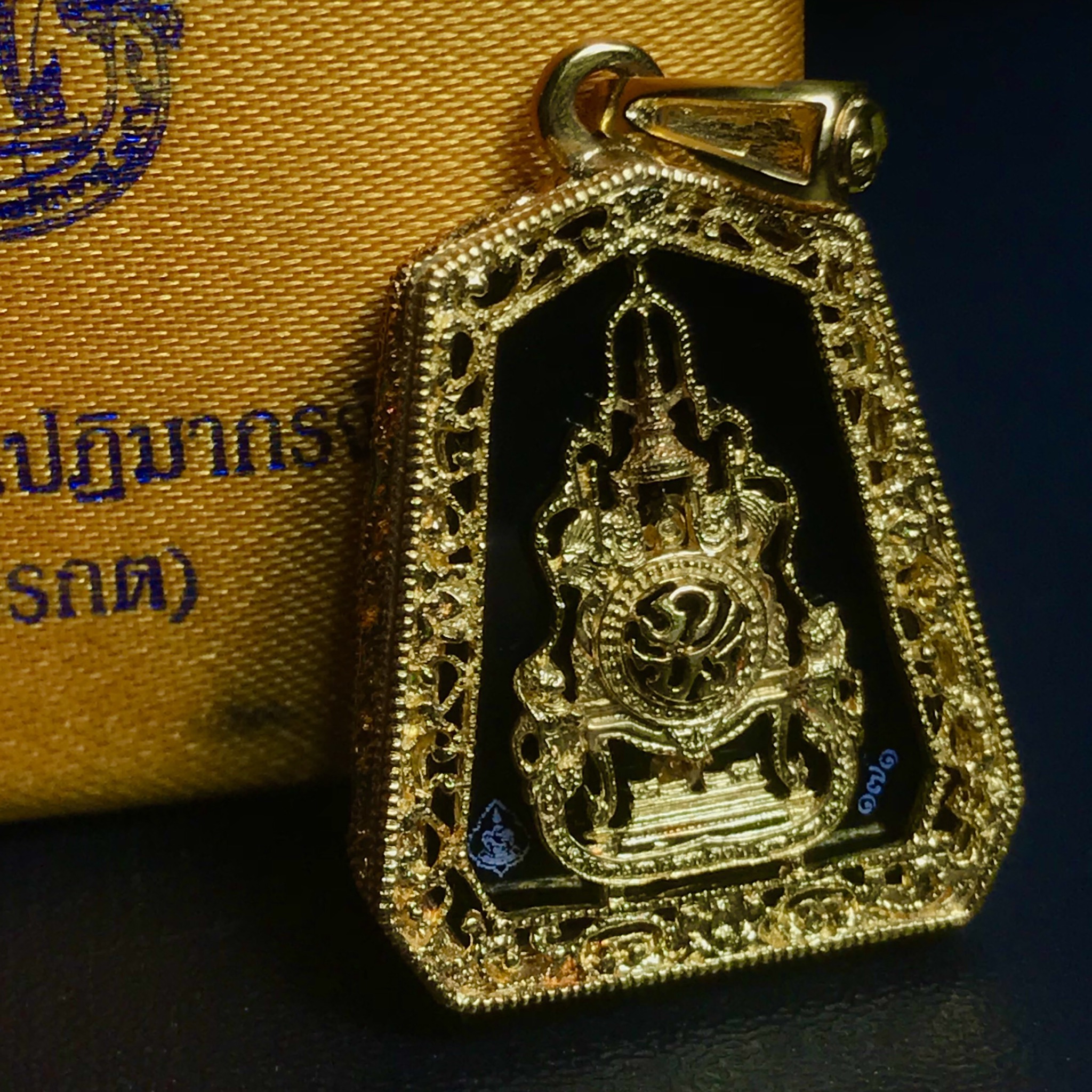 เหรียญพระแก้วมรกต(จำลอง)ทรงเครื่องฤดูร้อนแบบเจ็ดเหลี่ยม เนื้อทองคำ ด้านหลังตราสัญลักษณ์ฉลองสิริราชสมบัติครบ 60 ปี(1ใน1999องค์)(หายากมาก)