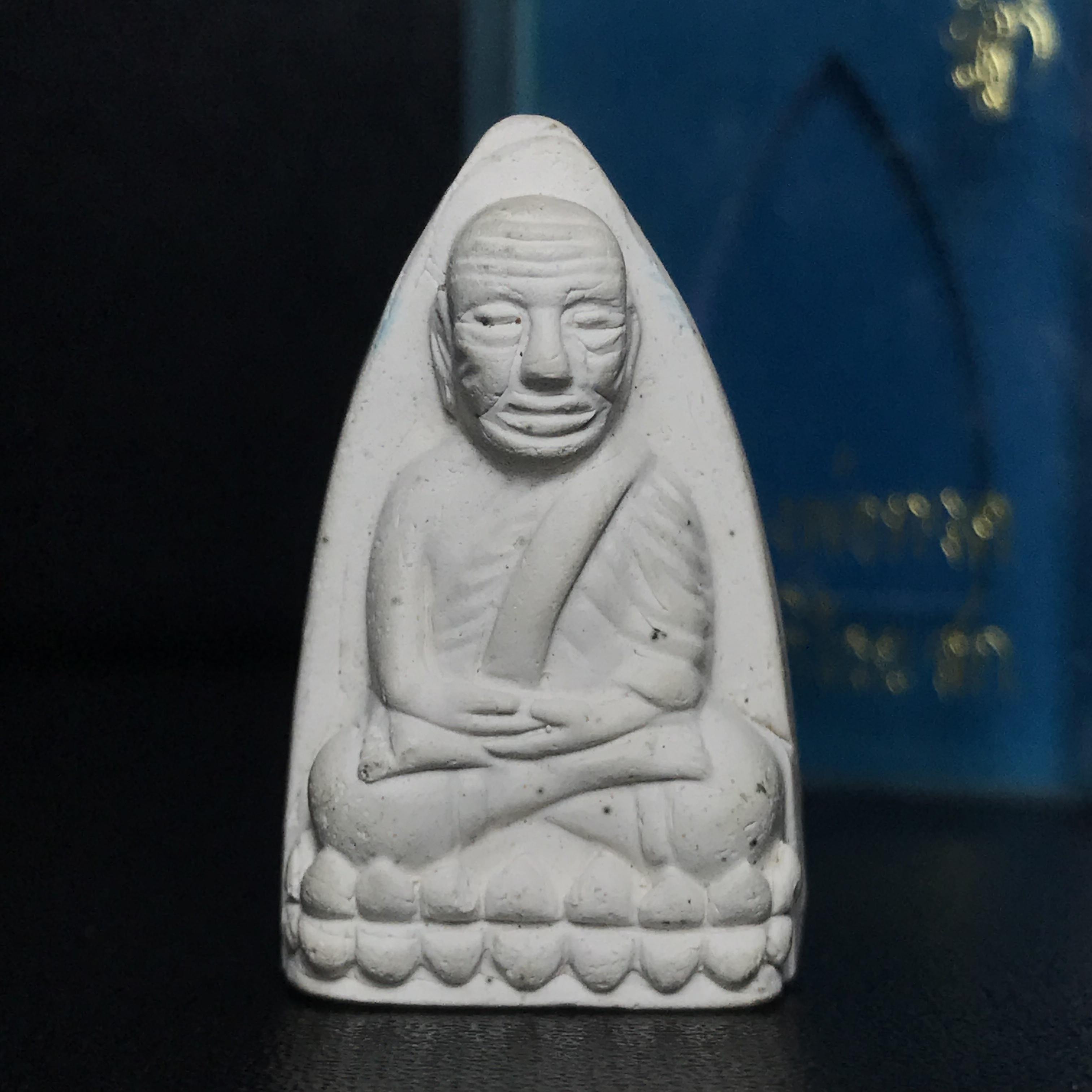 หลวงพ่อทวด รุ่น สก. วัดห้วยมงคล พิมพ์เตารีดกรรมการสามโค๊ต(ตอกเลข) เนื้อขาวผสมผงเก่าบางขุนพรหม รุ่น2(1ใน9999องค์)