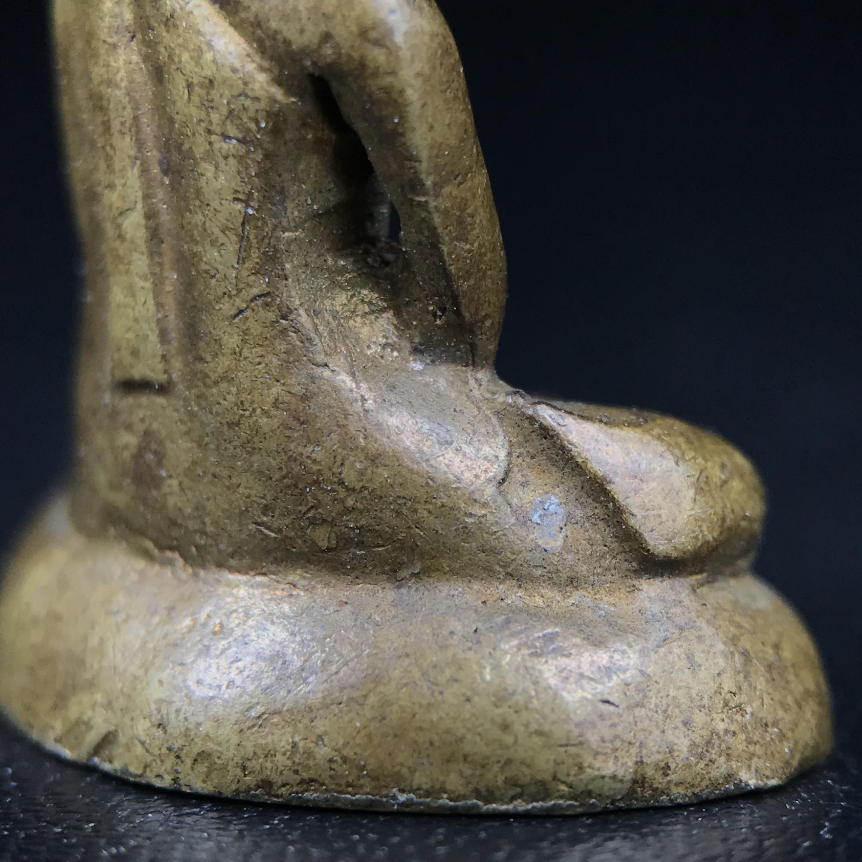 พระกริ่งฝีพระหัตถ์สมเด็จย่า ขนาดห้อยบูชาขนาดเล็ก จัดสร้างขึ้นเนื่องในวาระครบ 6 รอบ เมื่อวันที่21 ตุลาคม พ.ศ.2515(ในหลวงรัชกาลที่ 9 เสด็จพระราชดำเนินทรงเททอง)ปลุกเสกยิ่งใหญ่ เกจิ 108 รูป ร่วมปลุกเสก คัดสภาพสวยแบบนี้พบเจอน้อยมาก หมายเลขต้นๆหลักร้อย หายากมาก