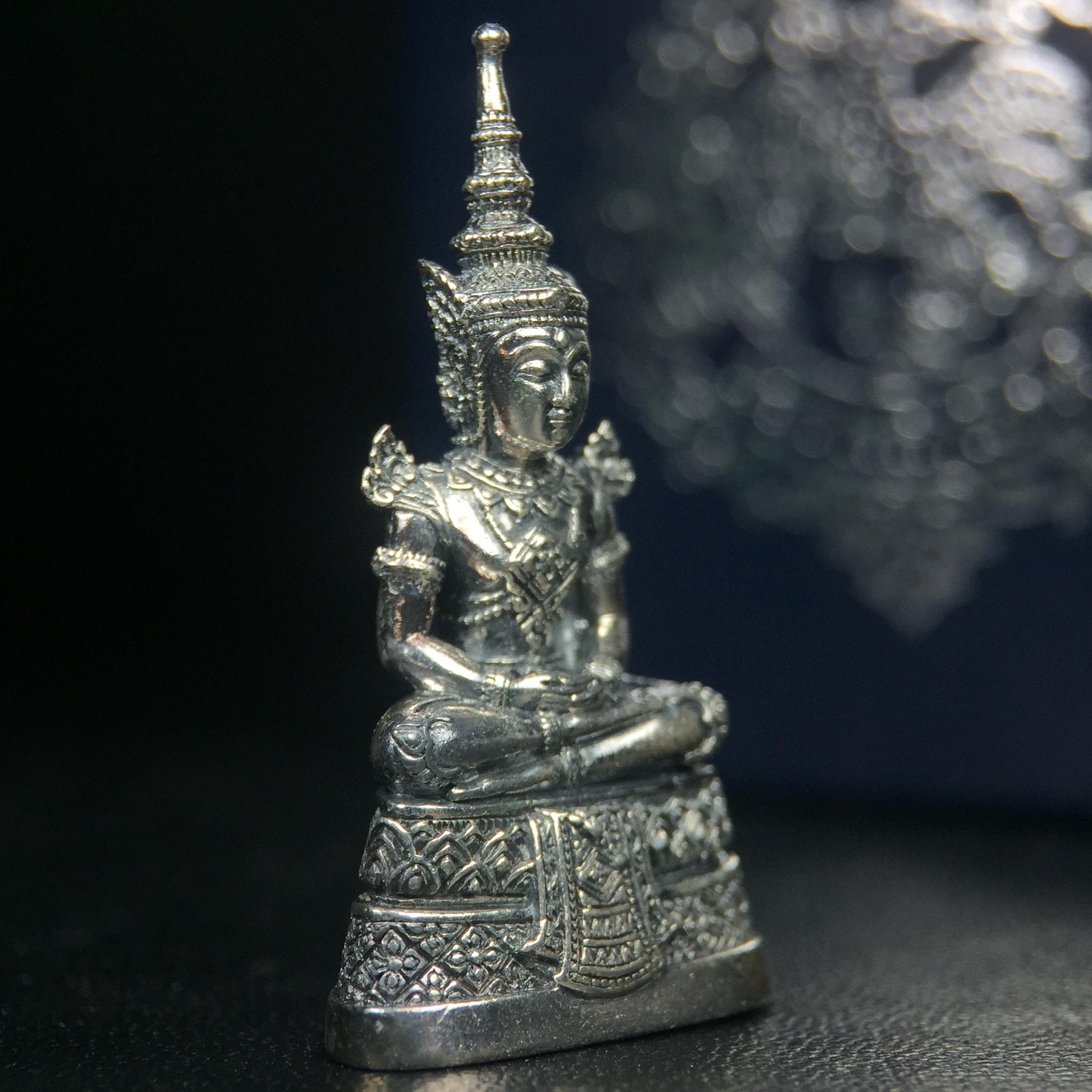 พระแก้วมรกต กรมสรรพสามิตจัดสร้างขึ้นเนื่องในโอกาสครบรอบ 64 ปีของกรมสรรพสามิต และเนื่องในวโรกาสที่พระบาทสมเด็จพระเจ้าอยู่หัวทรงครองราชย์ครบ 50 ปีในปีกาญจนาภิเษก เมื่อ พ.ศ.2539 เนื้อเงินรมดำขัดเงาพร้อมกล่องบรรจุเดิม