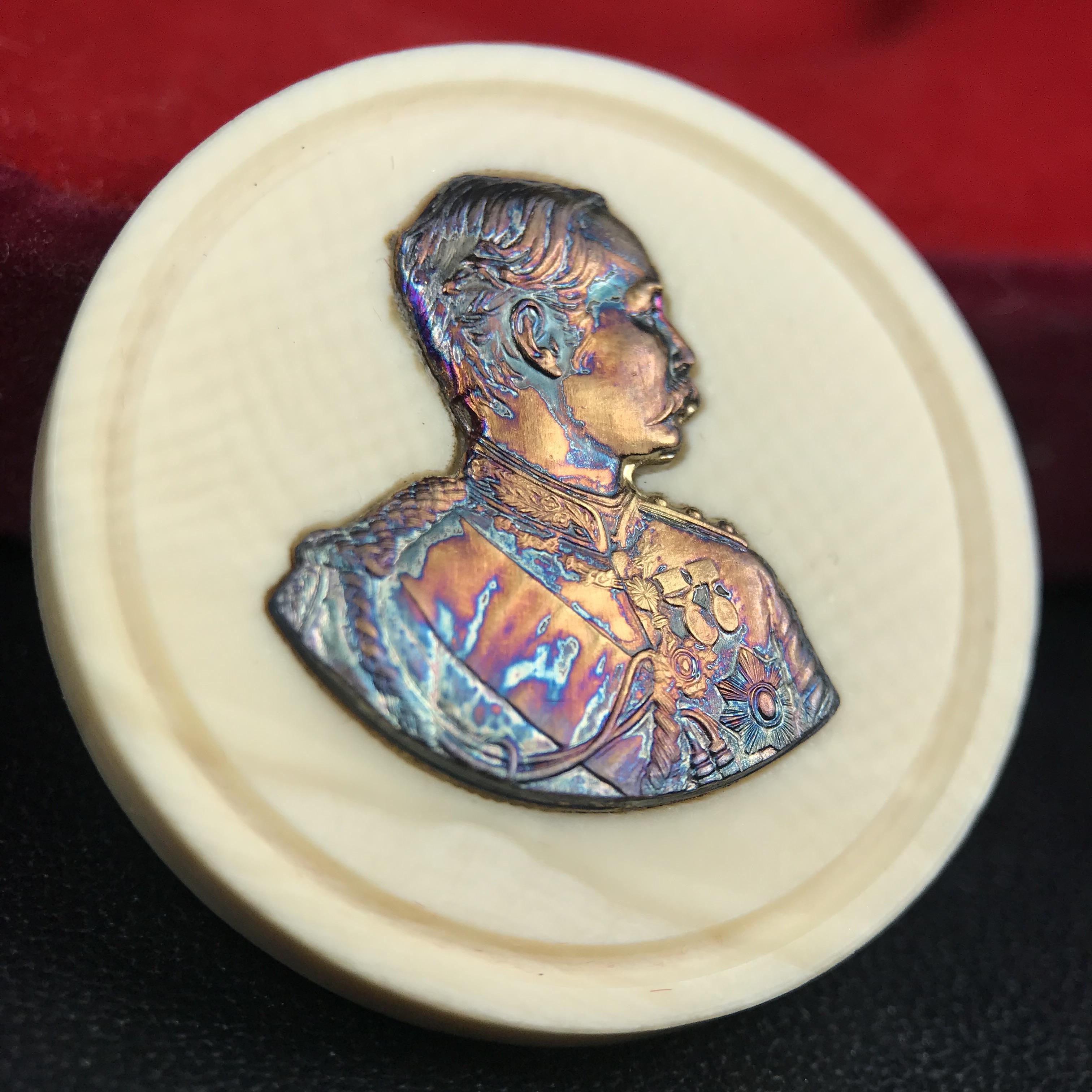 เหรียญรัชกาลที่ 5 คชสารหมื่นปี หลวงพ่ออุตตมะ วัดวังก์วิเวการาม ปี 2540 พิมพ์ใหญ่ขนาด 3.0 ซม. หน้ากากทองคำบริสุทธิ์ 99.99% (ผิวสวยเดิมขึ้นรุ้งงดงามธรรมชาติ)พร้อมกล่องบรรจุเดิมครบ(ควรคู่ผู้รู้คุณค่า ด้วยวัตถุมงคล เสริมบุญญาบารมี)