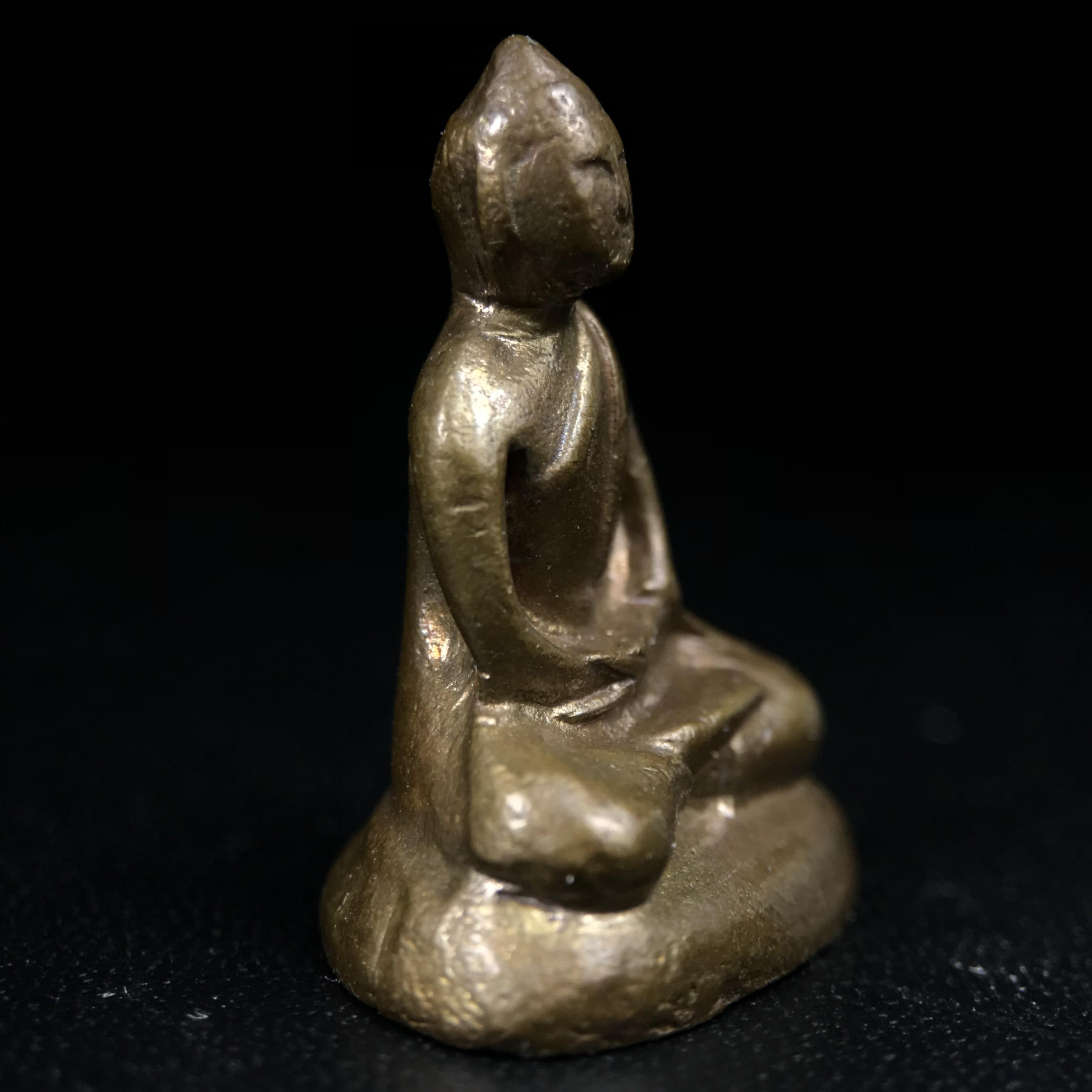 พระกริ่งฝีพระหัตถ์สมเด็จย่า ขนาดห้อยบูชาขนาดเล็ก จัดสร้างขึ้นเนื่องในวาระครบ 6 รอบ เมื่อวันที่21 ตุลาคม พ.ศ.2515(ในหลวงรัชกาลที่ 9 เสด็จพระราชดำเนินทรงเททอง)ปลุกเสกยิ่งใหญ่ เกจิ 108 รูป ร่วมปลุกเสก คัดสภาพสวยแบบนี้พบเจอน้อยมาก หมายเลขต้นๆหลักร้อย หายากมาก