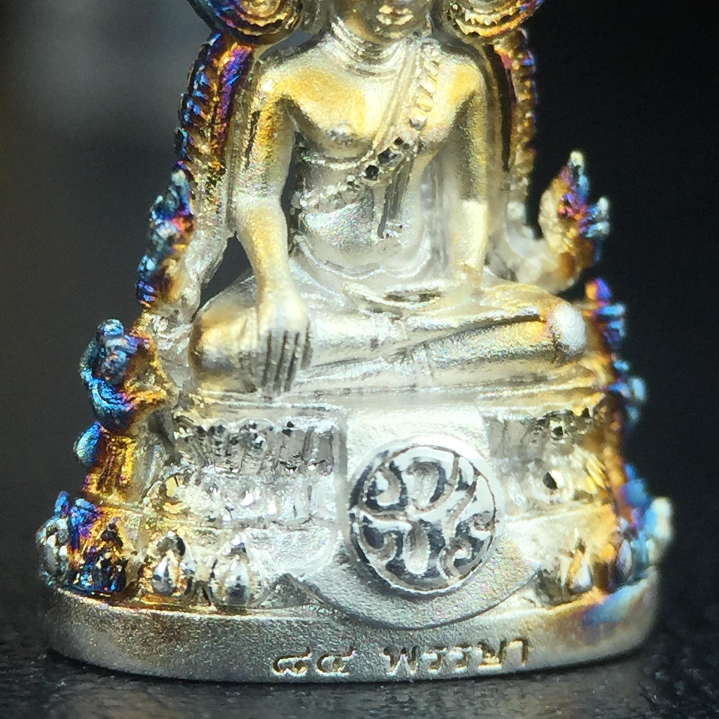 พระพุทธชินราช(จำลอง) ภปร. 84 พรรษา เนื้อเงินชุบทองคำขาว พิมพ์เล็กขนาดหน้าตัก 1/4 นิ้ว (สภาพผิวเดิมสวย ขึ้นสีรุ้งธรรมชาติ แบบนิยม)(พระราชทานมวลสาร จิตรลดาและเส้นพระเจ้า(เส้นผม))พุทธศิลป์ทรงคุณค่าอีกหนึ่งรุ่นยอดนิยม